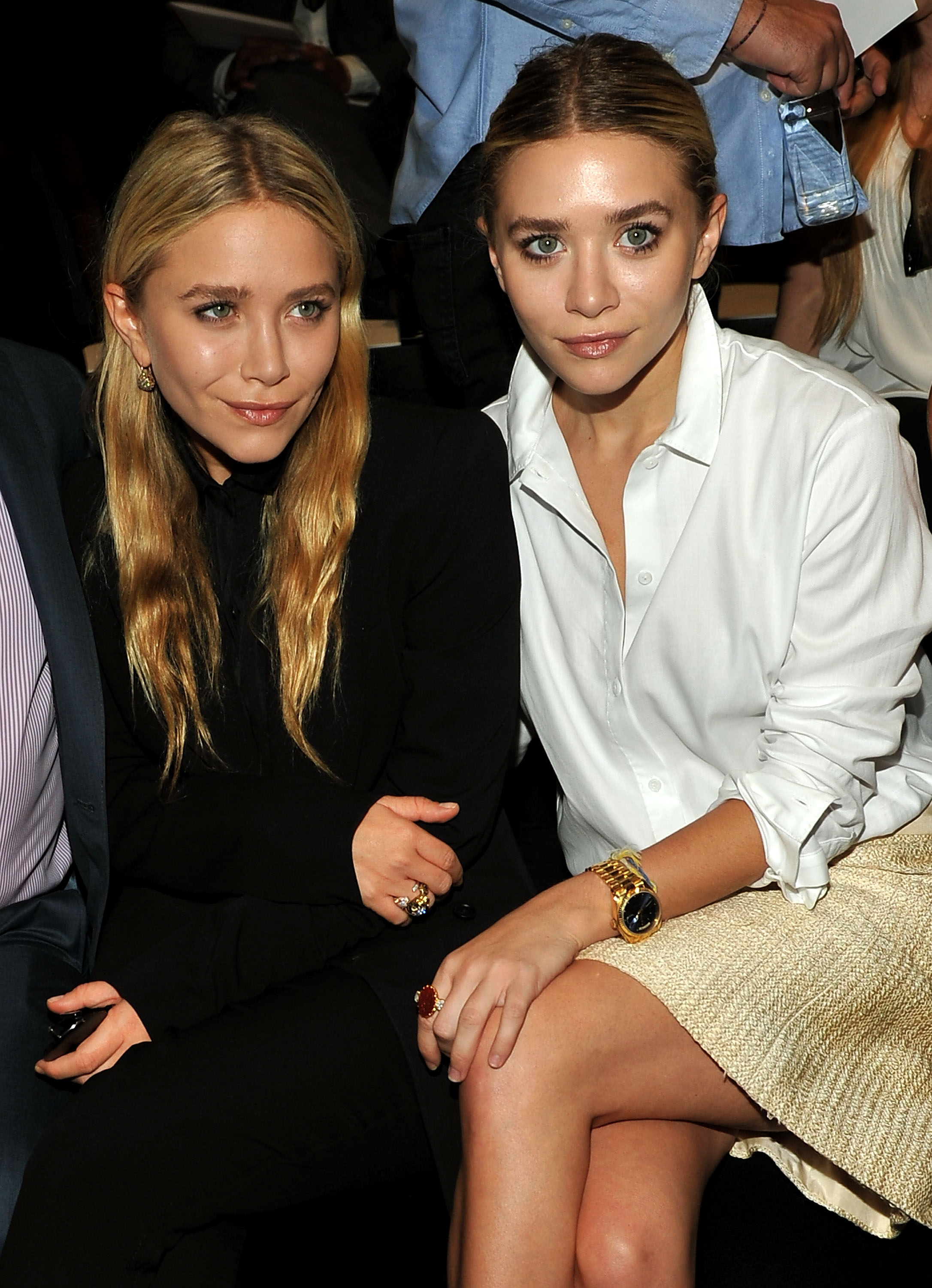 Mary-Kate y Ashley Olsen en el desfile de primavera de J.Mendel el 14 de septiembre de 2011, en Nueva York | Fuente: Getty Images