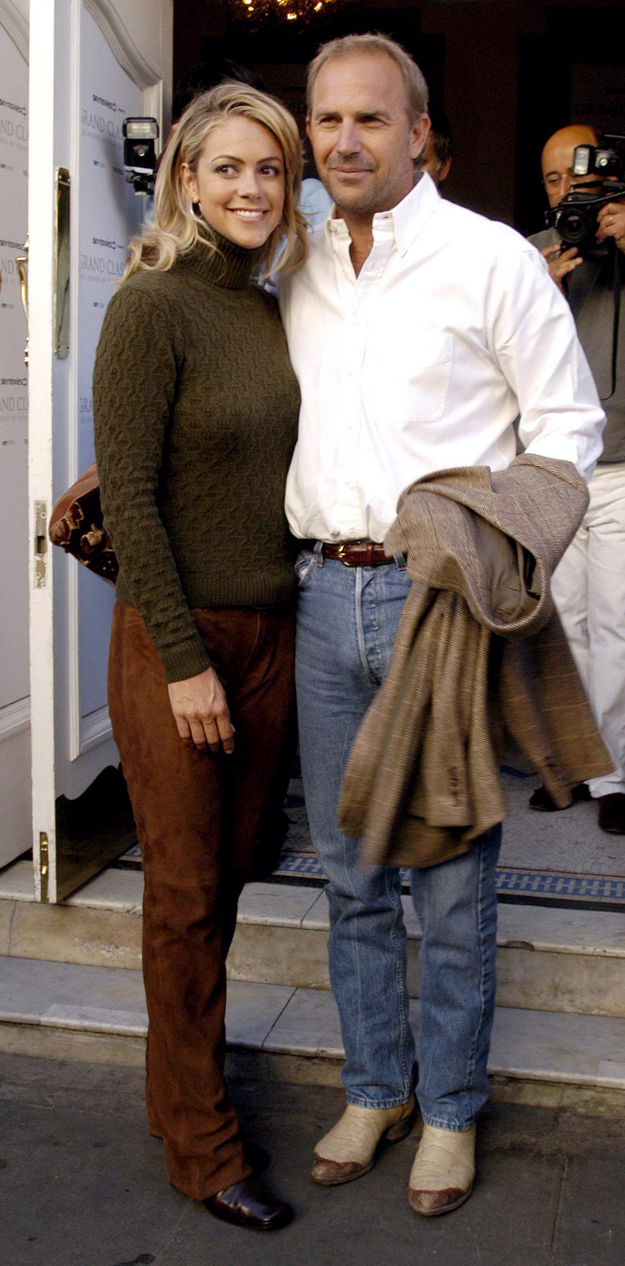 Christine Baumgartner y Kevin Costner en la proyección de "Cool Hand Luke" en el cine Notting Hill de Londres, el 14 de septiembre de 2003. | Foto: Getty Images