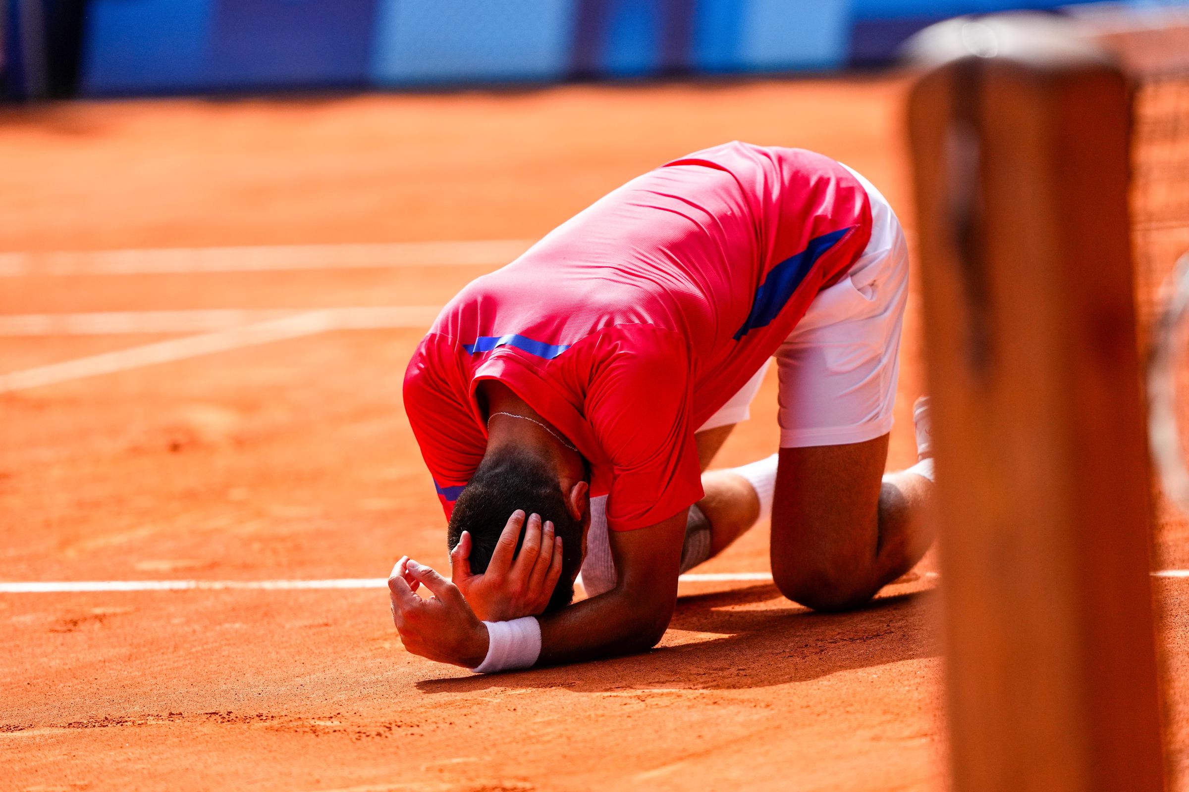 Novak Djokovic celebra tras ganar a Carlos Alcaraz el 4 de agosto de 2024 | Fuente: Getty Images