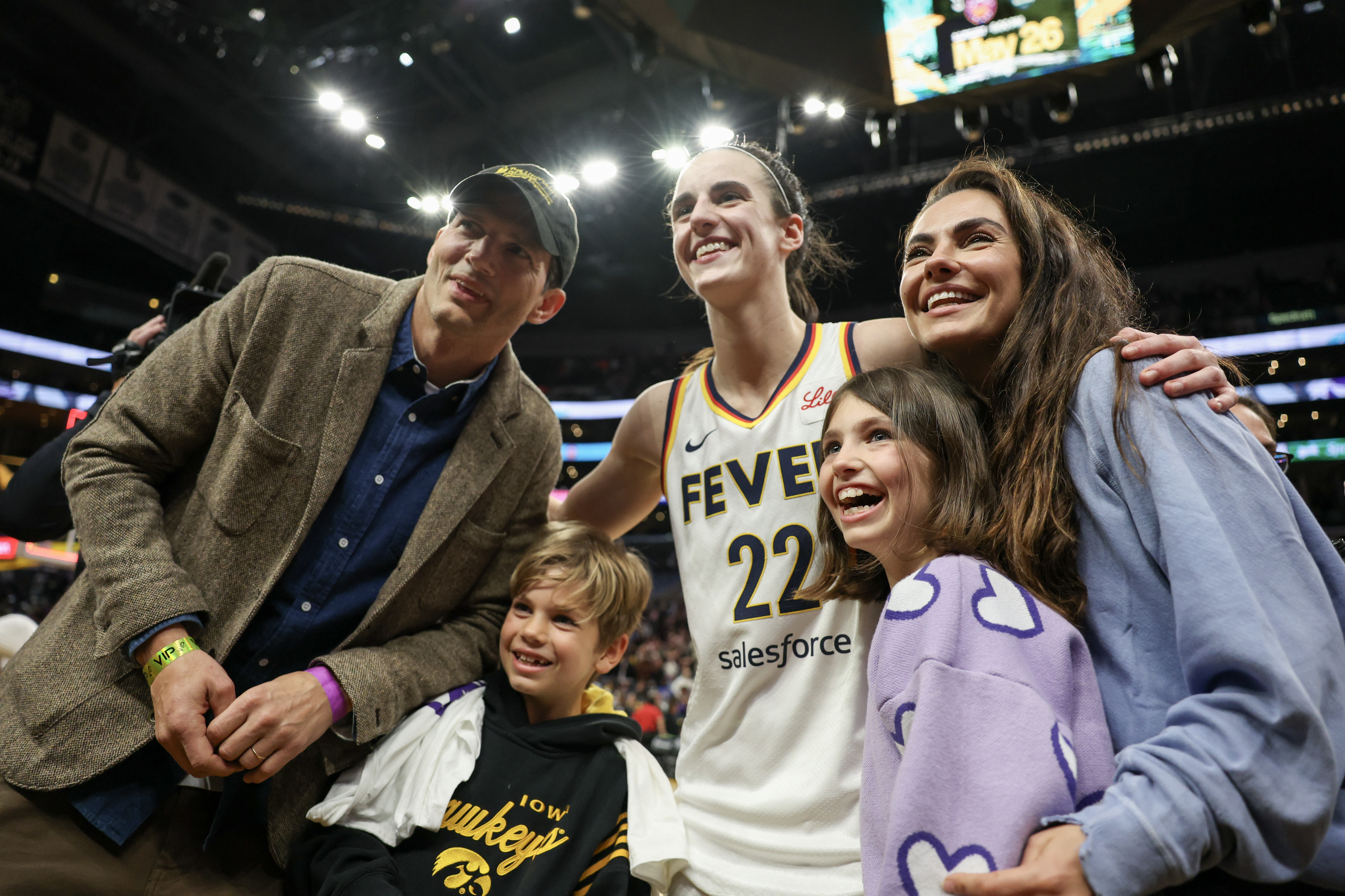 Caitlin Clark, Mila Kunis, Ashton Kutcher y sus hijos, Wyatt y Dimitri, durante el partido de baloncesto de la WNBA el 24 de mayo de 2024, en el Crypto.com Arena de Los Ángeles, California | Fuente: Getty Images
