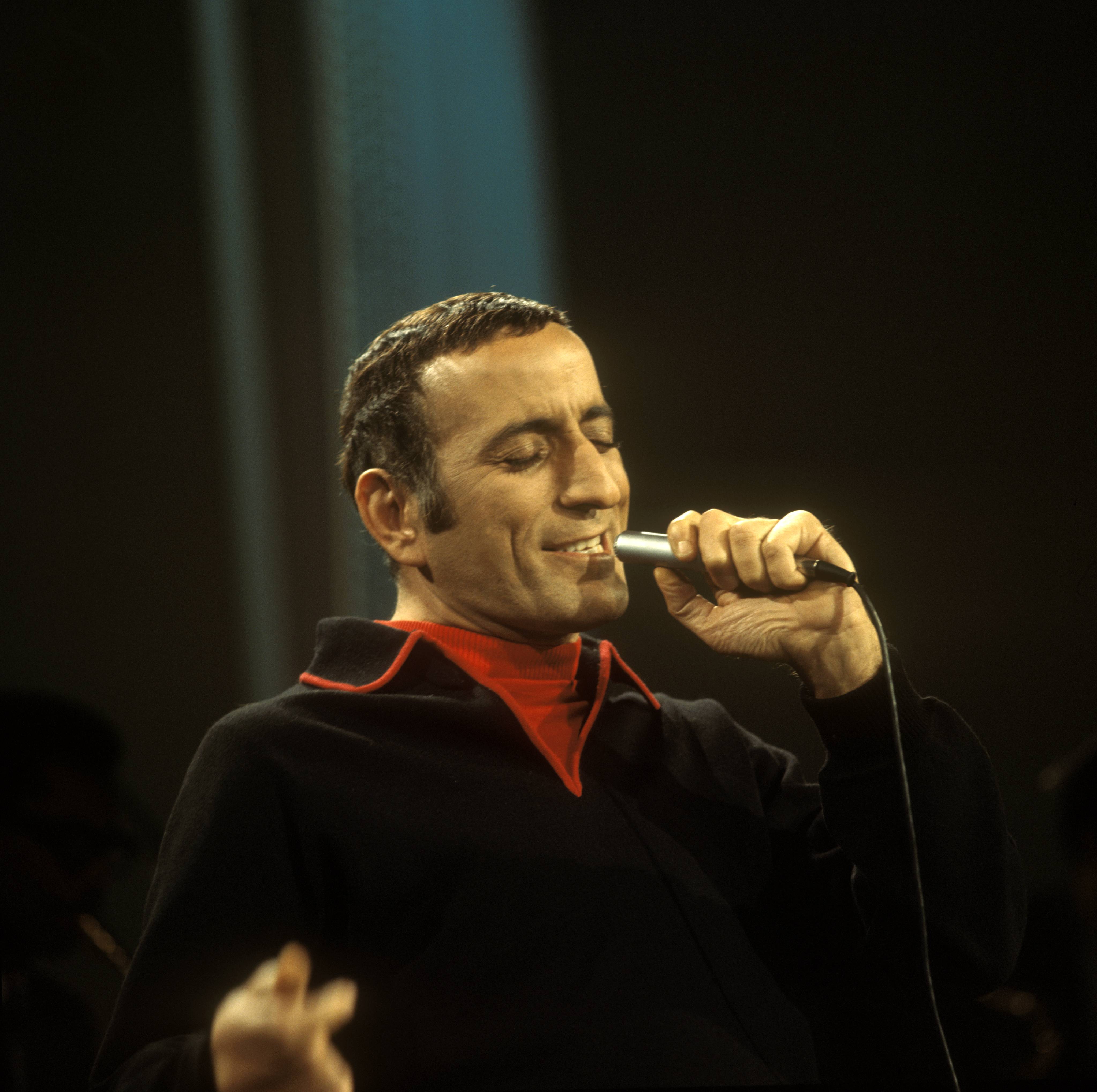 Tony Bennett actuando en directo, hacia 1962. | Fuente: Getty Images