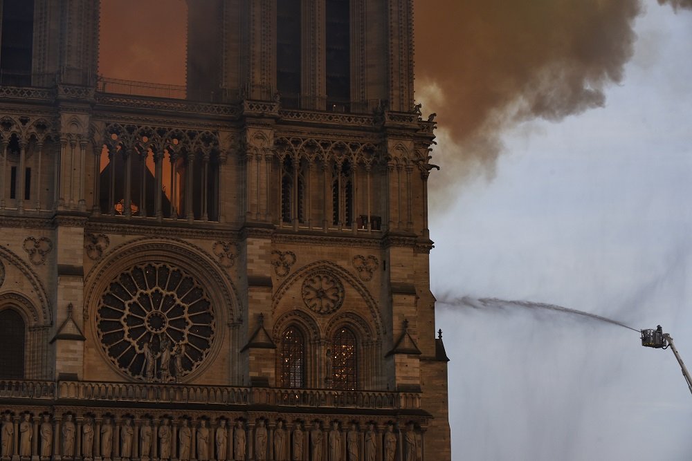 Bombero trabajando para extinguir el fuego desde plataforma elevada. 15 de abril de 2019 | Imagen: Getty Images.