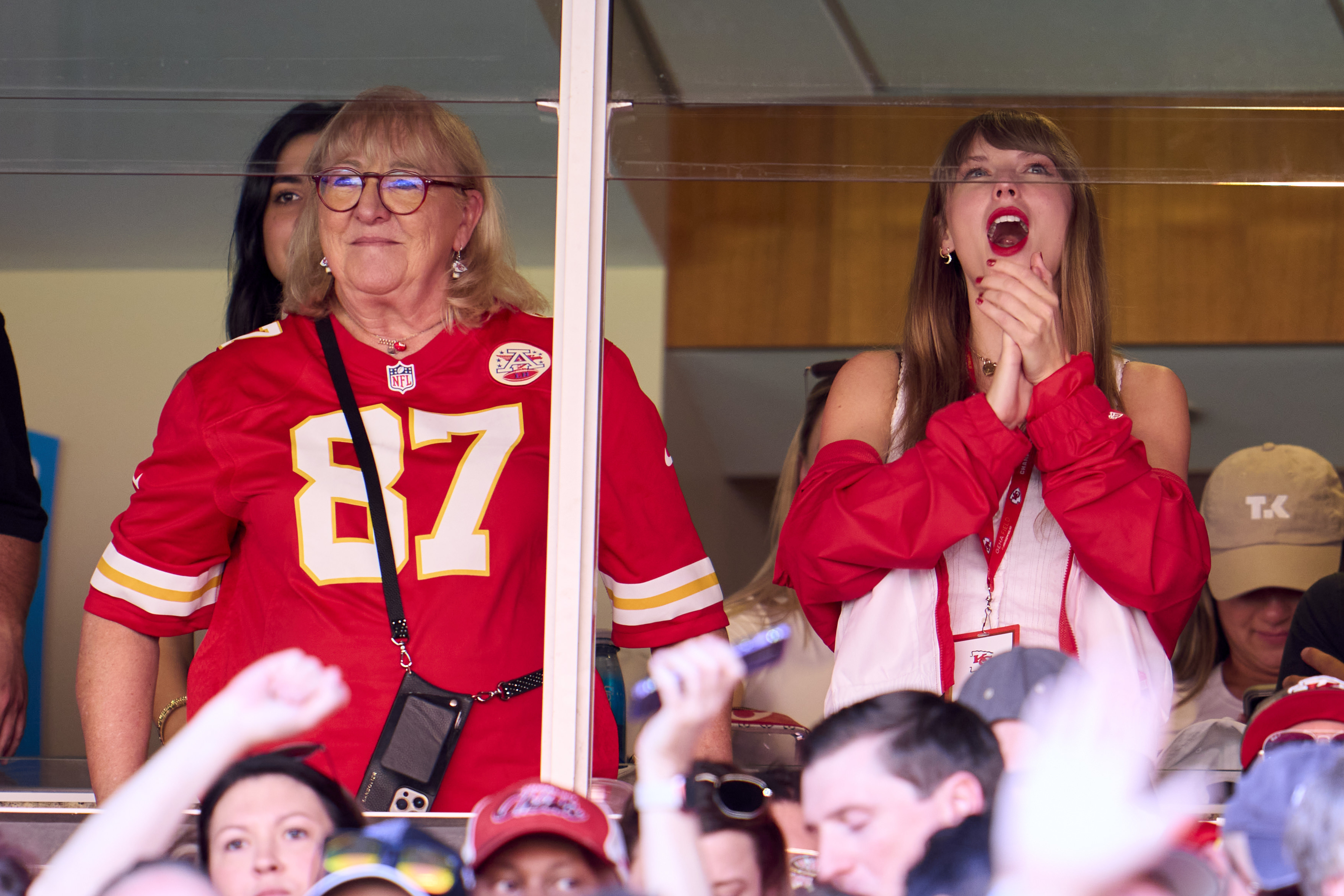 Taylor Swift anima desde una suite con Donna Kelce mientras los Kansas City Chiefs juegan contra los Chicago Bears durante la primera mitad en el GEHA Field del Arrowhead Stadium en Kansas City, Missouri, el 24 de septiembre de 2023 | Fuente: Getty Images