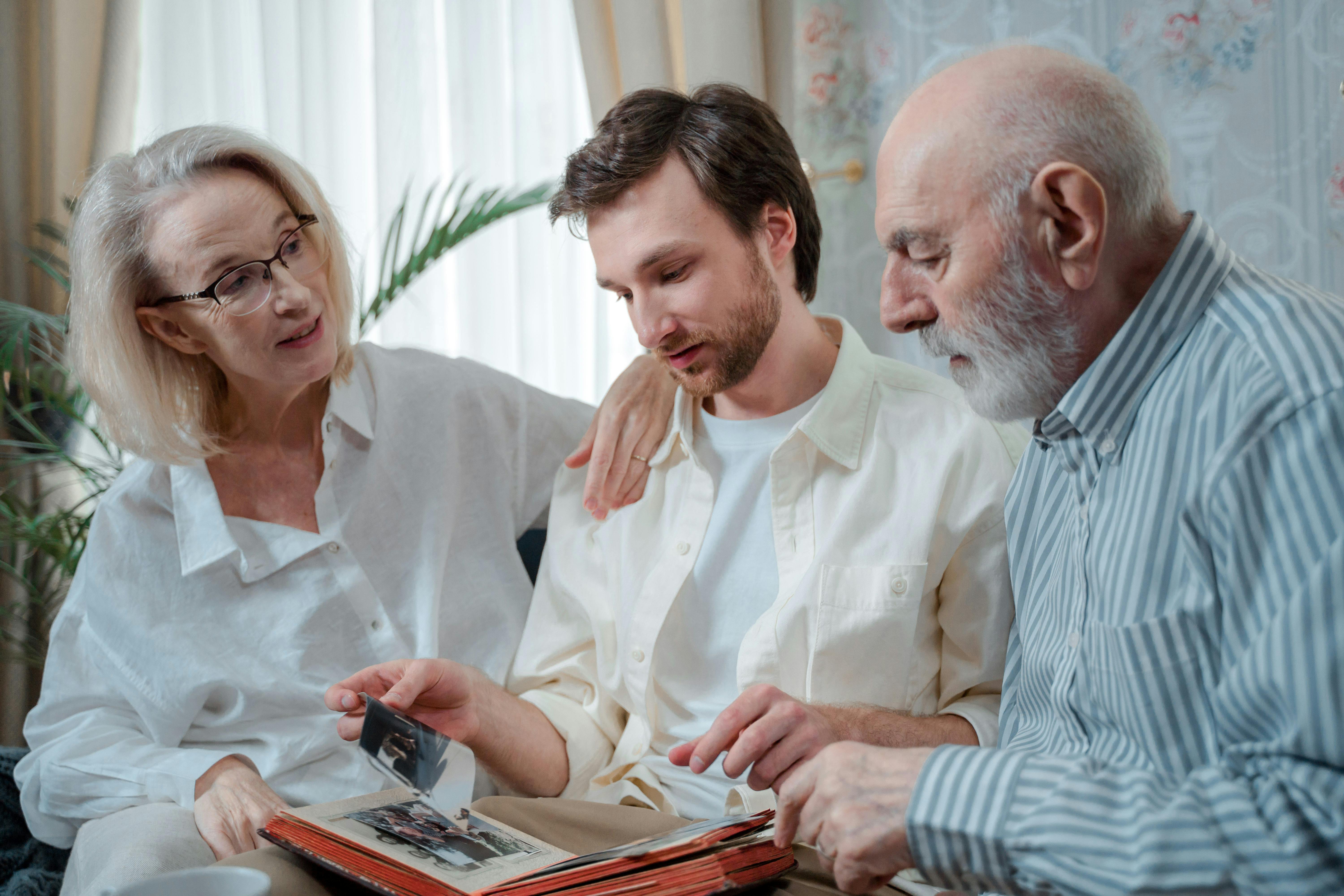 Una familia mirando fotos | Fuente: Pexels