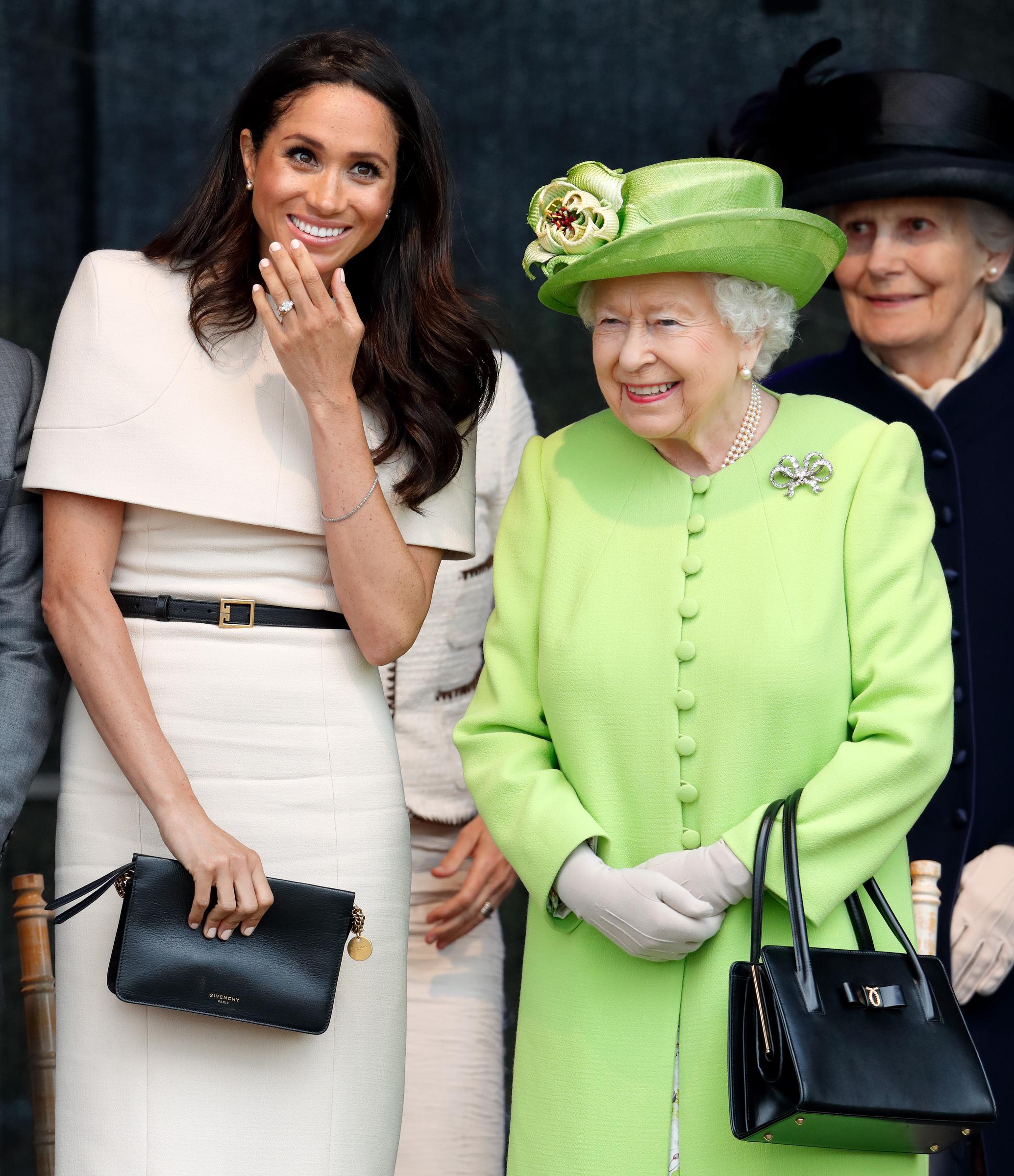 Meghan, duquesa de Sussex, y la reina Elizabeth II asisten a la ceremonia de inauguración del nuevo puente Mersey Gateway el 14 de junio de 2018 en Widnes, Inglaterra | Fuente: Getty Images