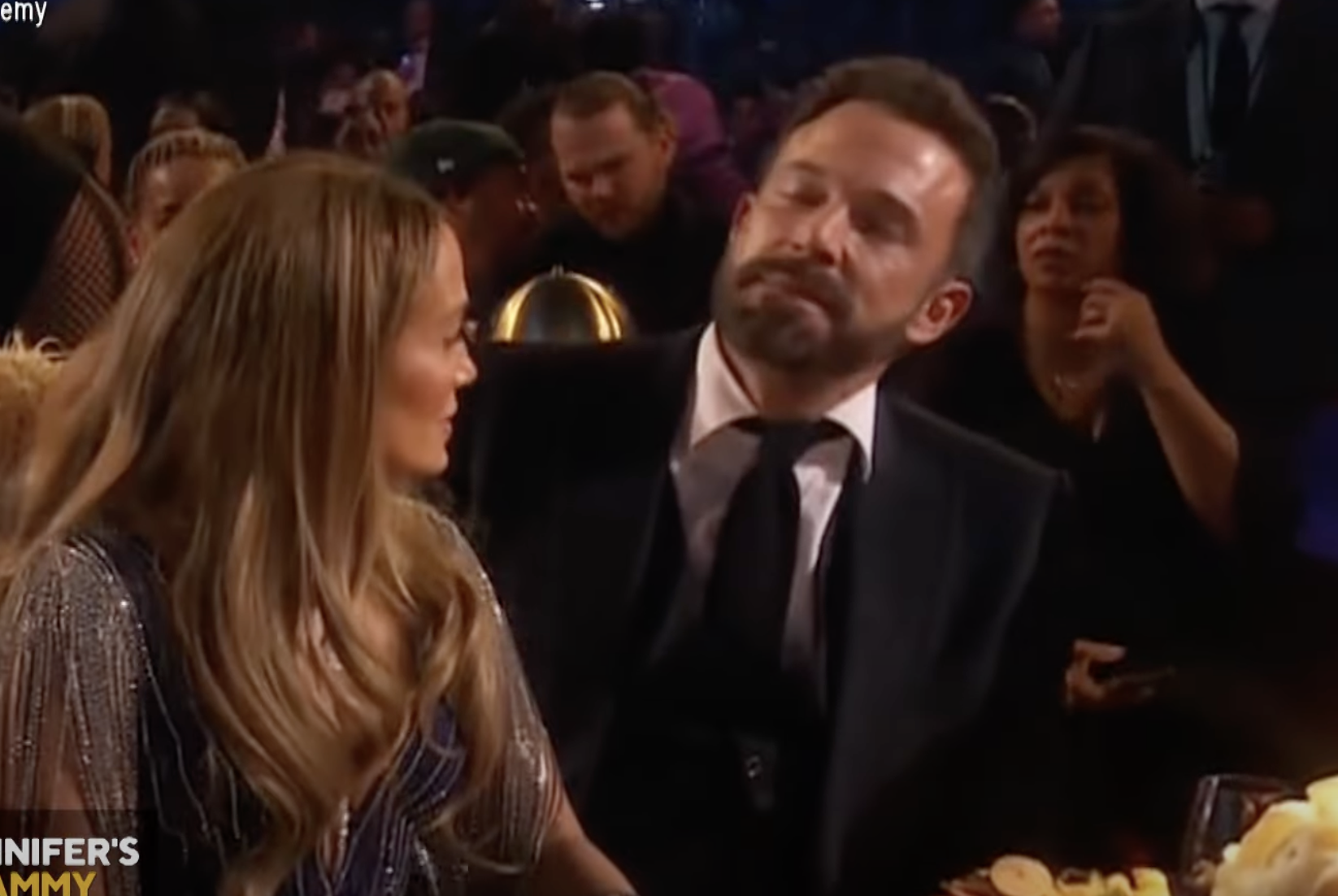 Jennifer Lopez y Ben Affleck con un aspecto tenso en los Grammy el 8 de febrero de 2023 | Fuente: YouTube/@EntertainmentTonight