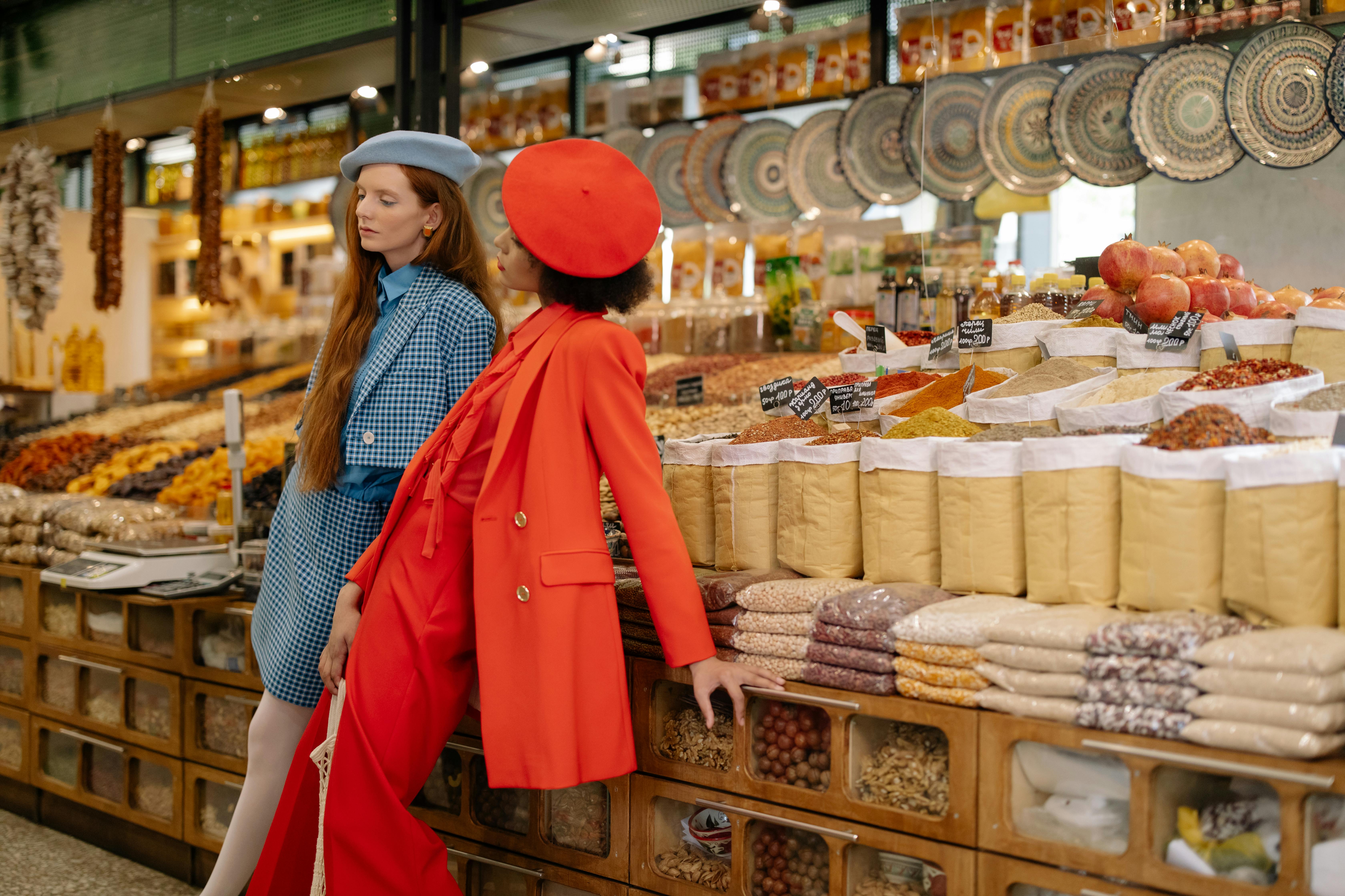 Dos mujeres en un supermercado | Fuente: Pexels