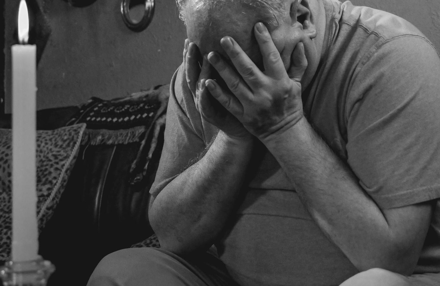 Toma en escala de grises de un anciano llorando | Fuente: Pexels