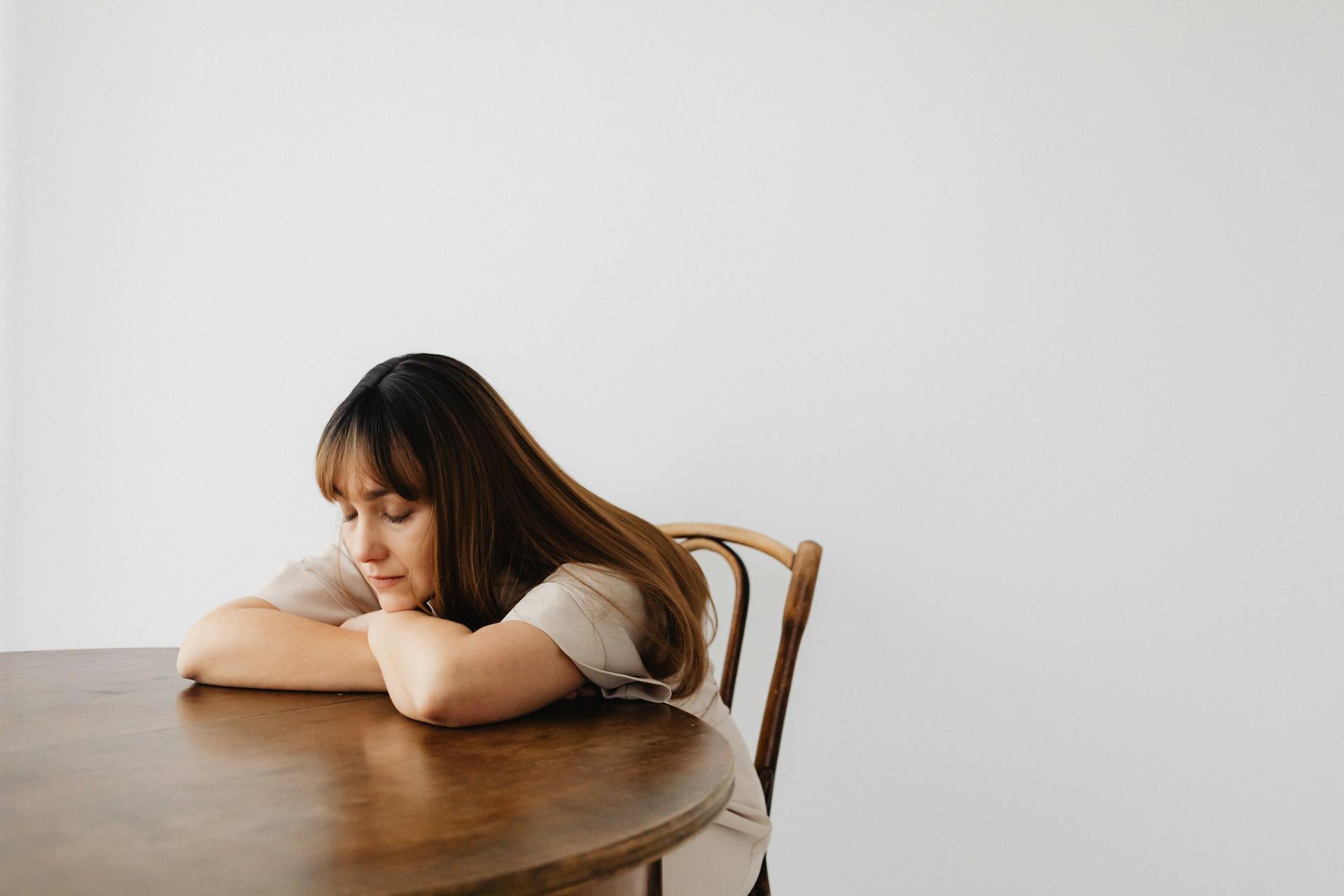 Una mujer sentada en una mesa | Fuente: Pexels