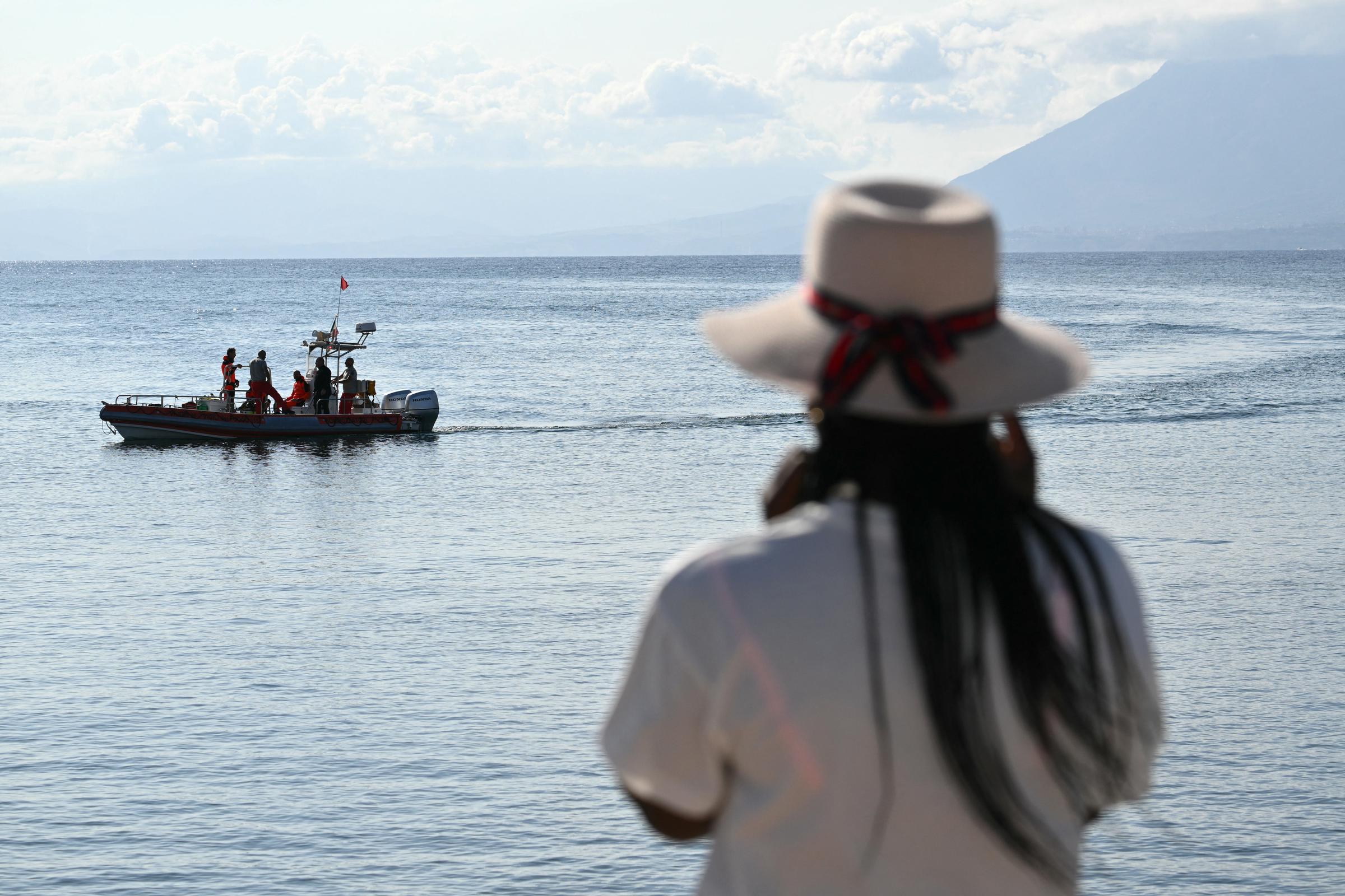 Una mujer observa a los equipos de rescate trabajando en Porticello, Italia, el 21 de agosto de 2024, dos días después de que se hundiera el yate de lujo Bayesian, de bandera británica | Fuente: Getty Images