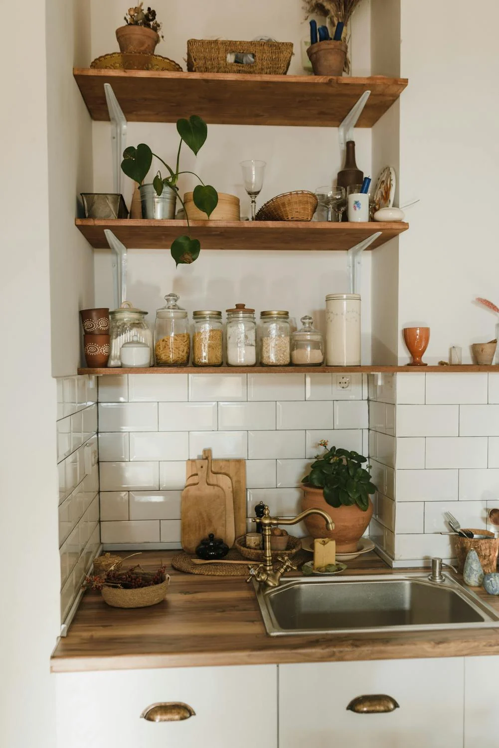 Un lavabo con estantes de madera | Fuente: Pexels