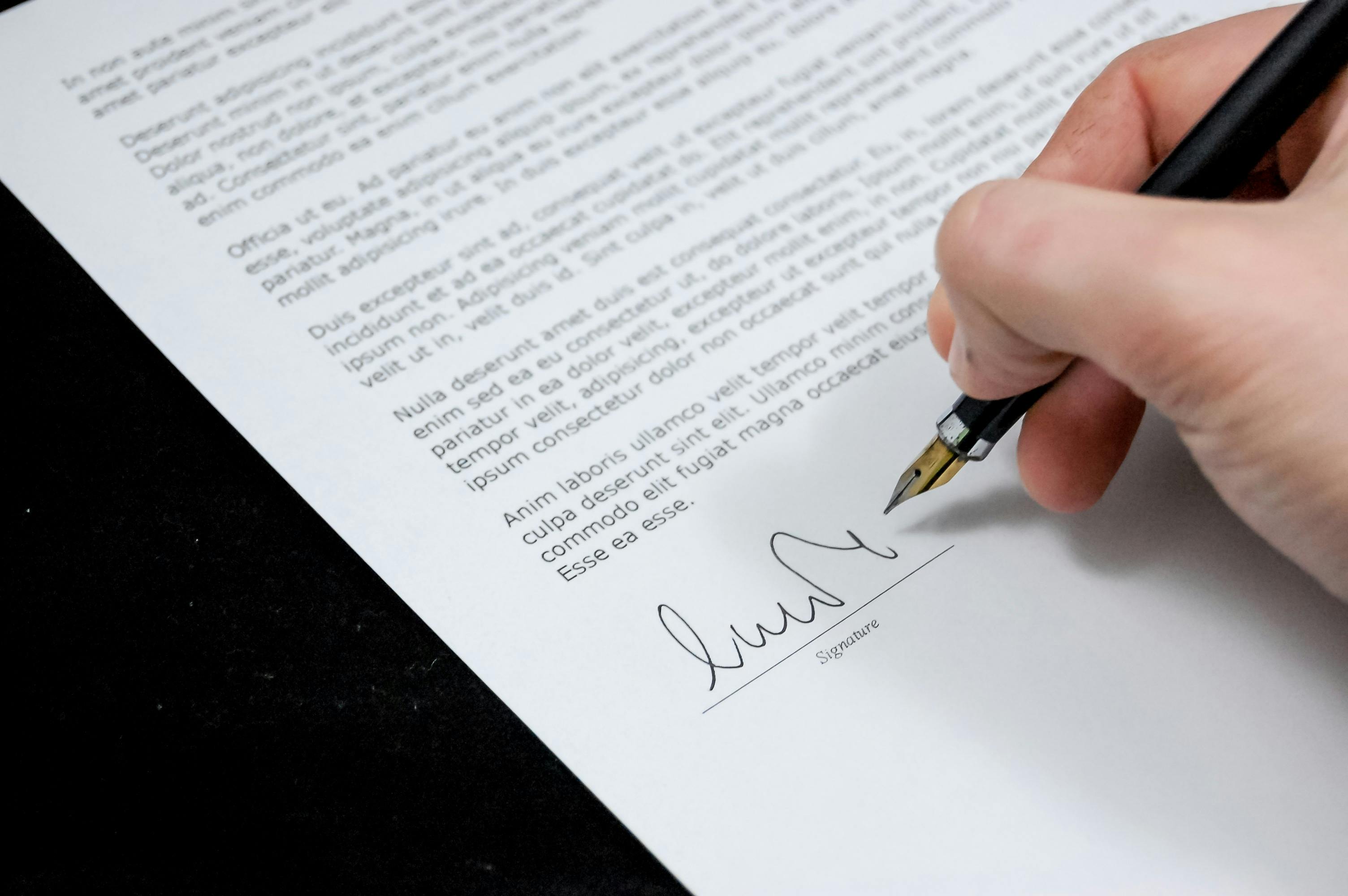 Una persona firmando un documento | Foto: Pexels