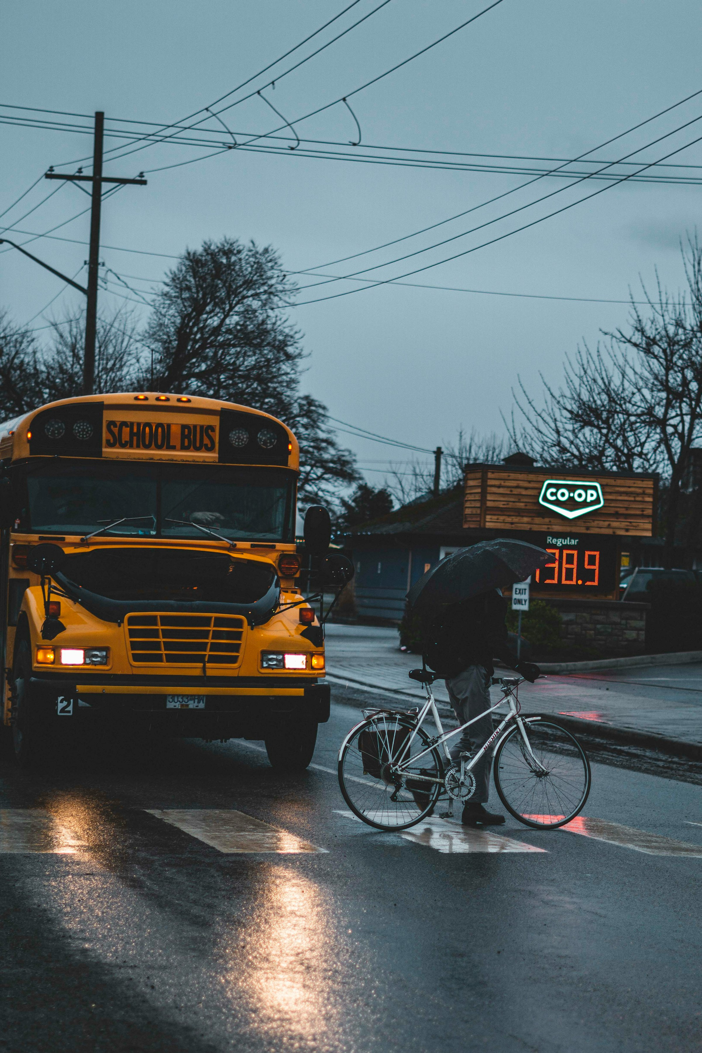 Un autobús escolar en una tarde lluviosa | Fuente: Unsplash