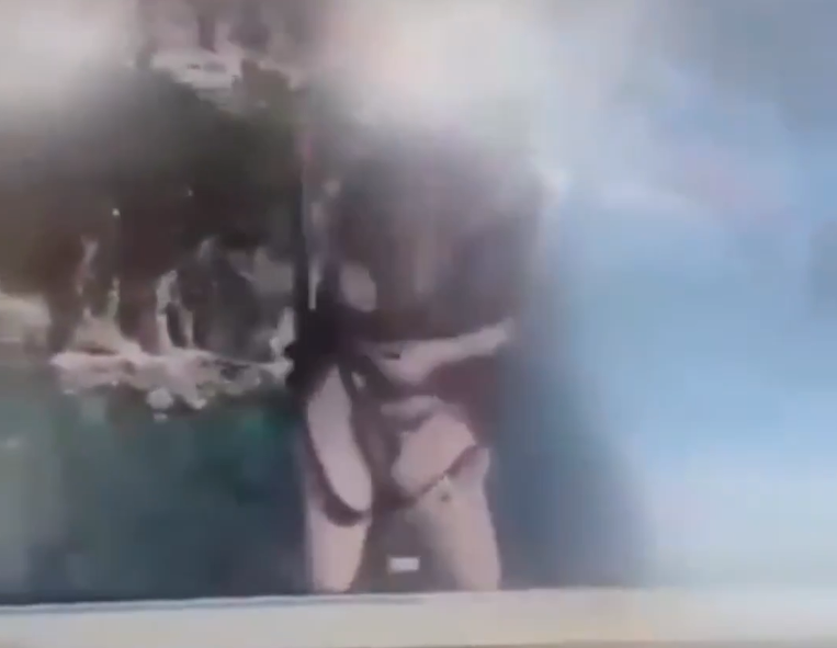 Momento en que Tijana Radonjic se desajustó el arnés mientras volaba en parapente | Fuente: X/@porqueTTarg