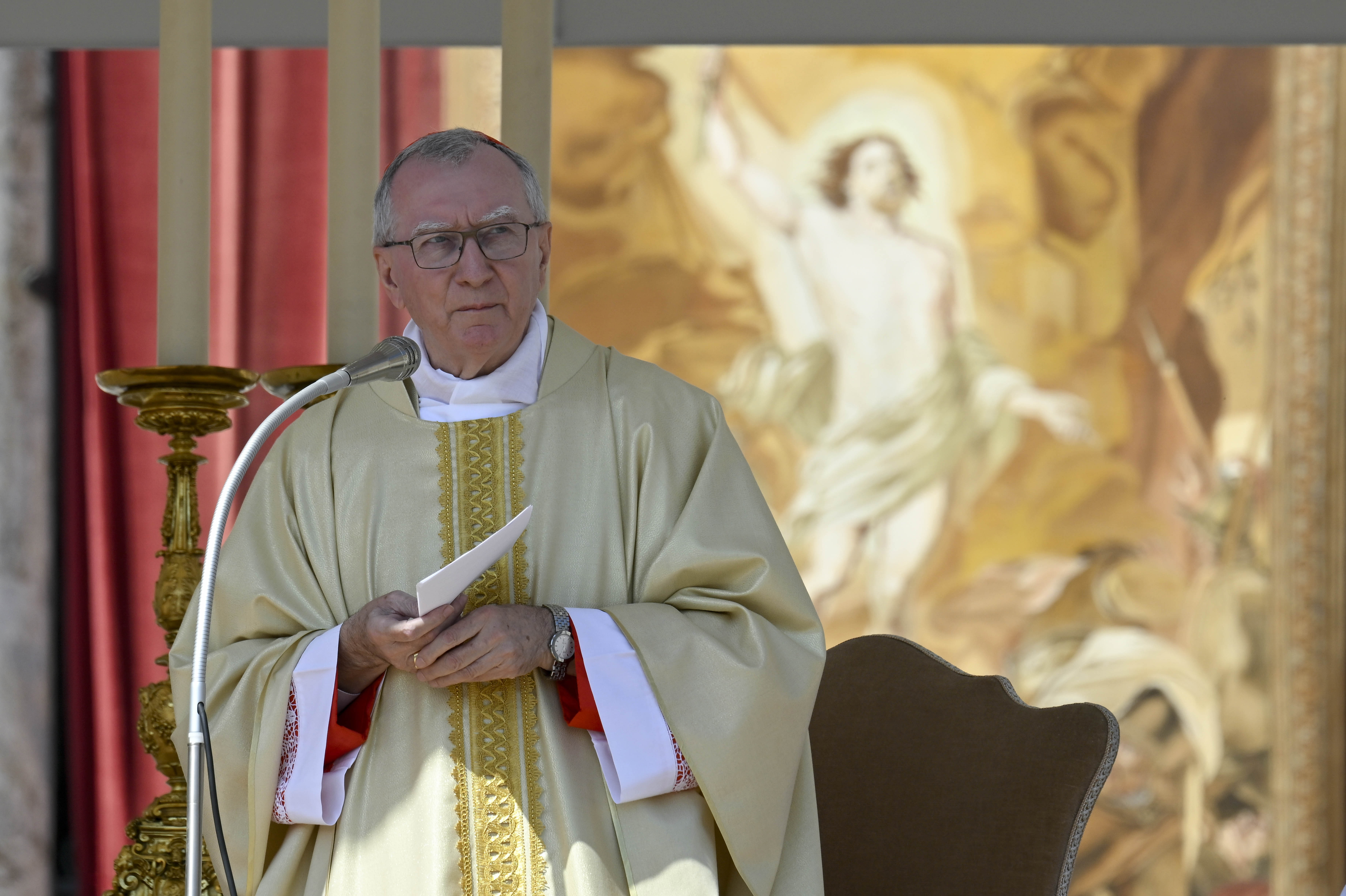 El Cardenal Pietro Parolin celebra la Misa del Domingo de la Divina Misericordia en sufragio del Papa Francisco el 27 de abril de 2025, en la Plaza de San Pedro de la Ciudad del Vaticano. | Fuente: Getty Images