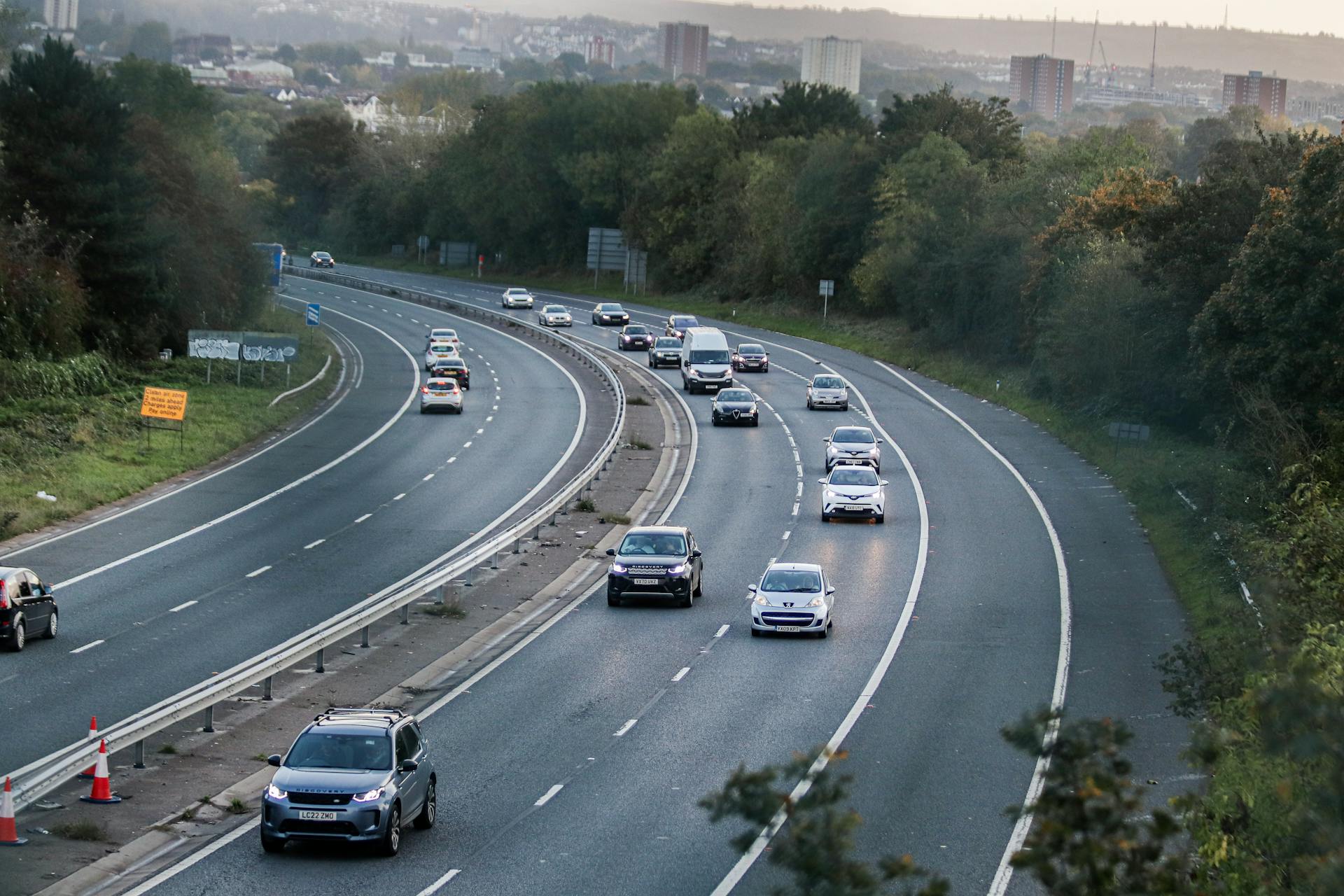 Automóviles en una carretera | Fuente: Pexels