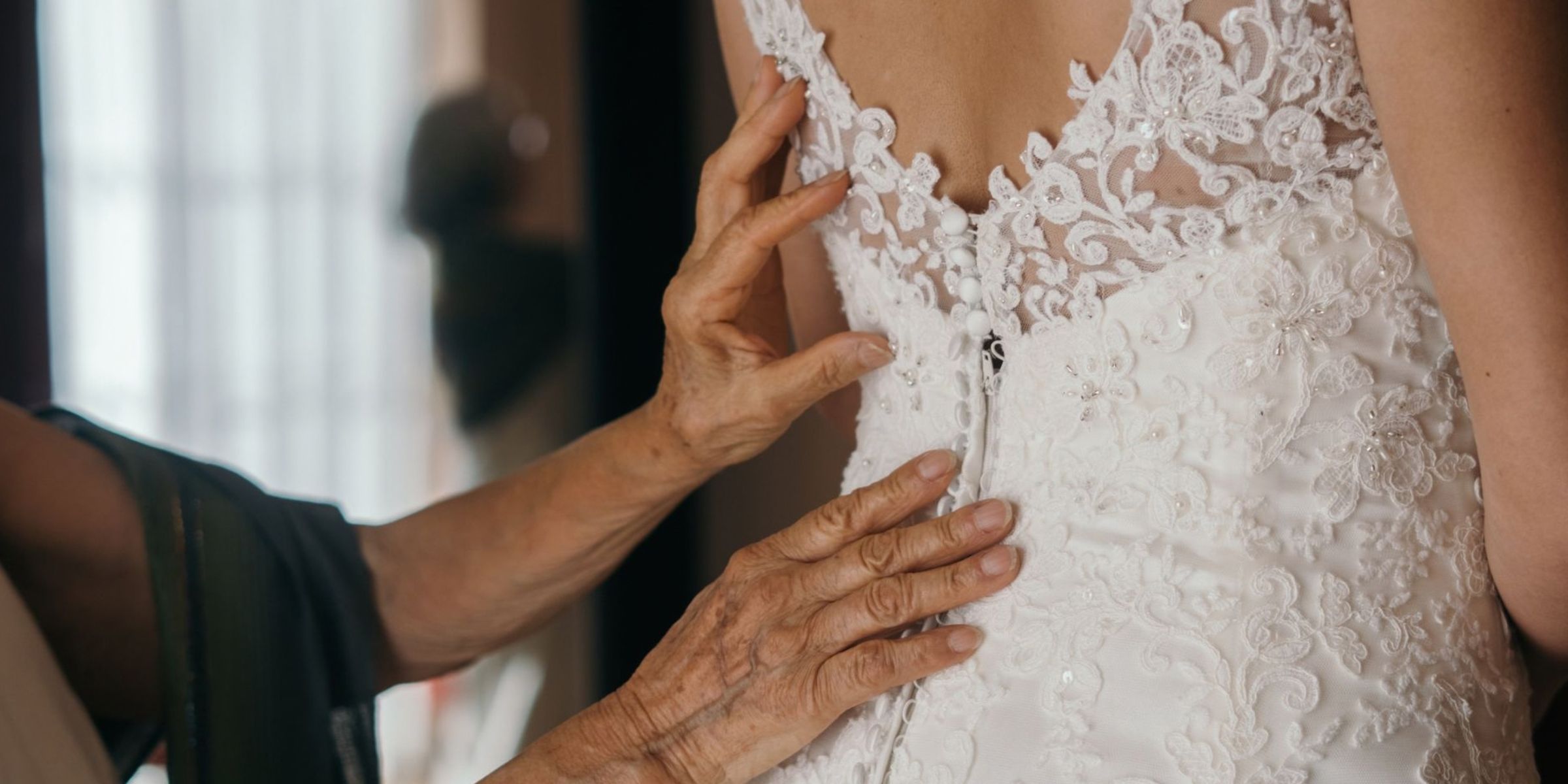 Ayudan a la novia a ponerse su vestido de novia de encaje | Fuente: Pexels