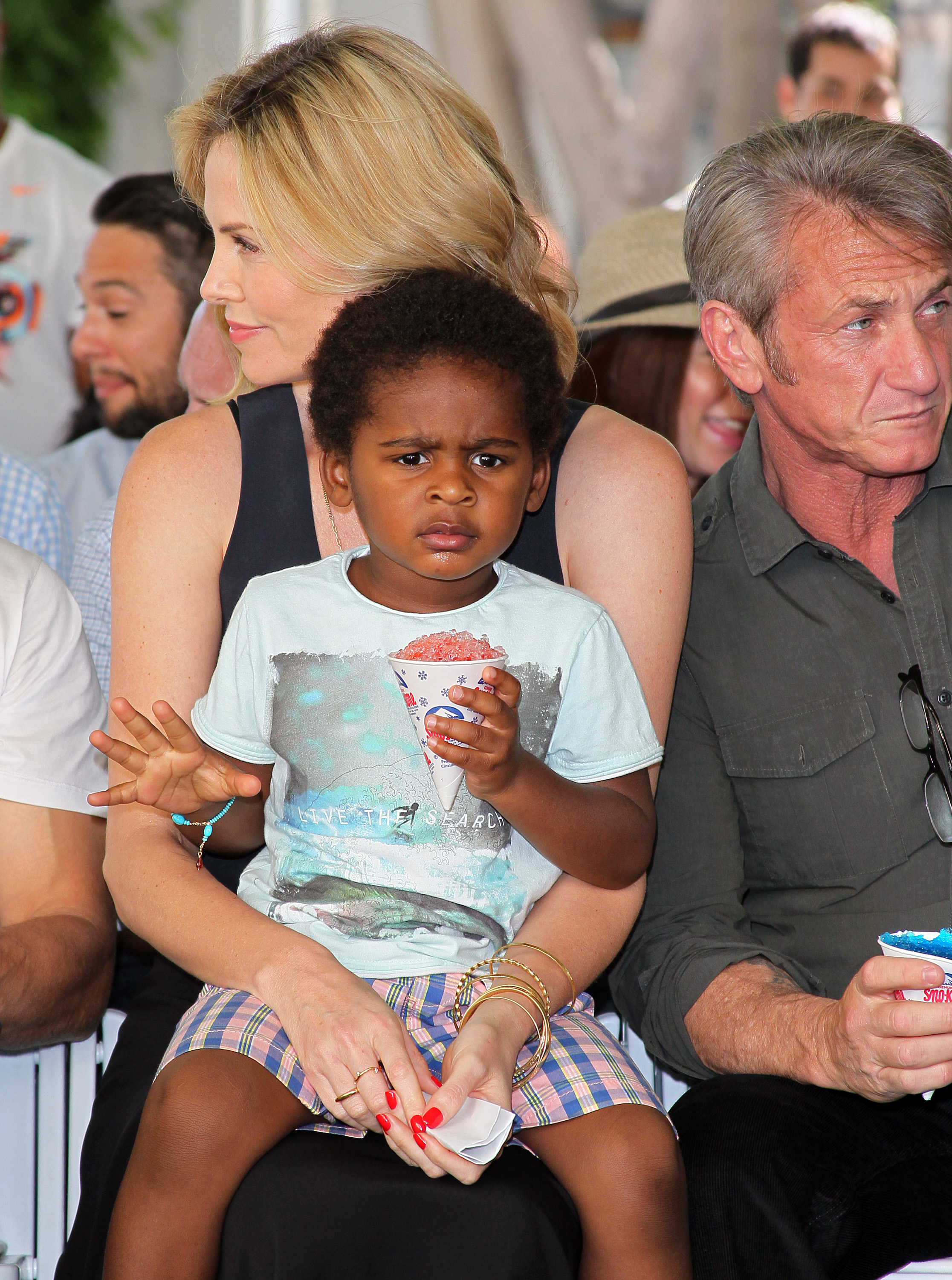 Charlize y Jackson Theron con Sean Penn asisten a la GenerationOn West Coast Block Party el 18 de abril de 2015 | Fuente: Getty Images