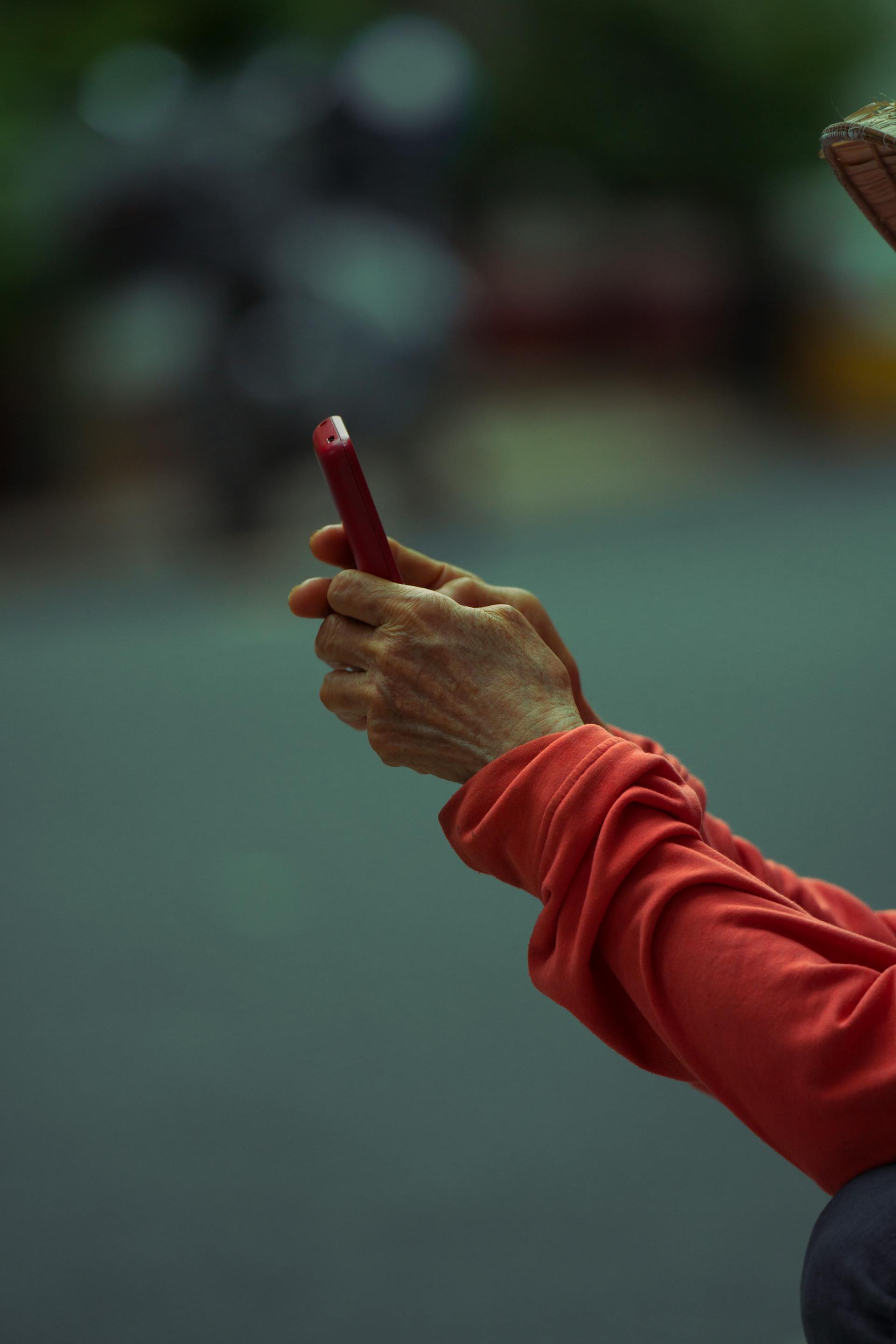 Un anciano con un teléfono en la mano | Fuente: Pexels