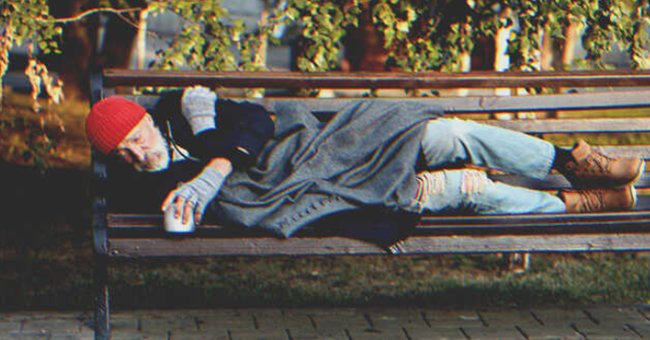 Un hombre durmiendo en un banco | Foto: Shutterstock
