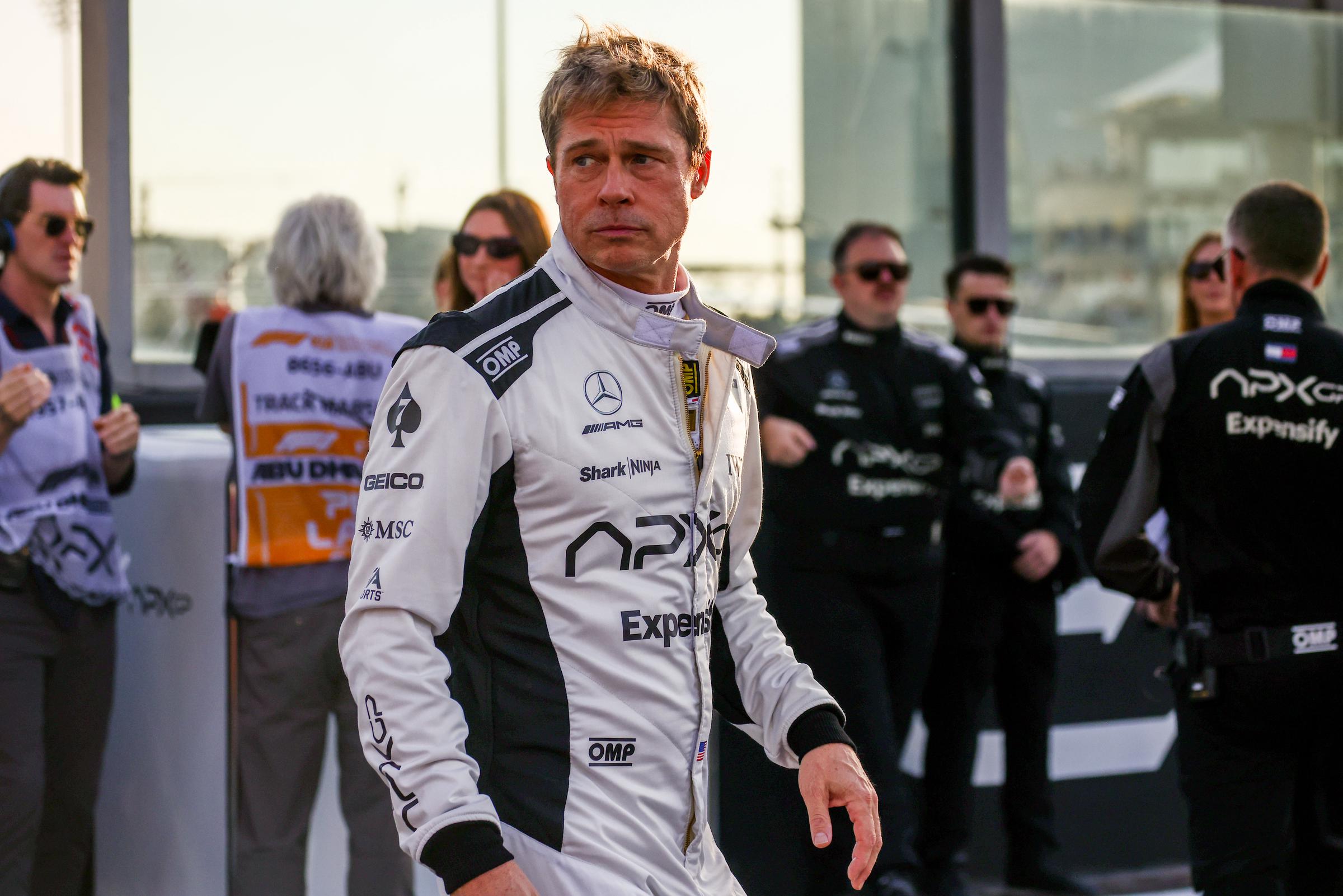 Brad Pitt como Sonny Hayes en la próxima película "F1" en una escena previa al Gran Premio de Abu Dhabi de Fórmula 1 el 8 de diciembre de 2024, en Emiratos Árabes Unidos | Fuente: Getty Images