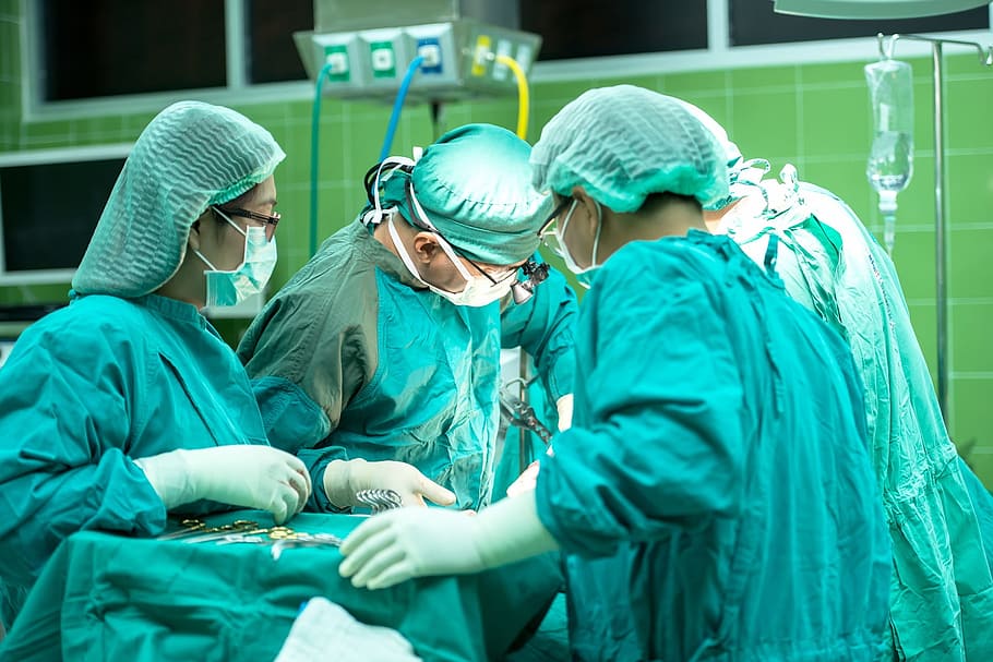 Médicos y enfermeras realizan una cirugía. | Foto: pxfuel