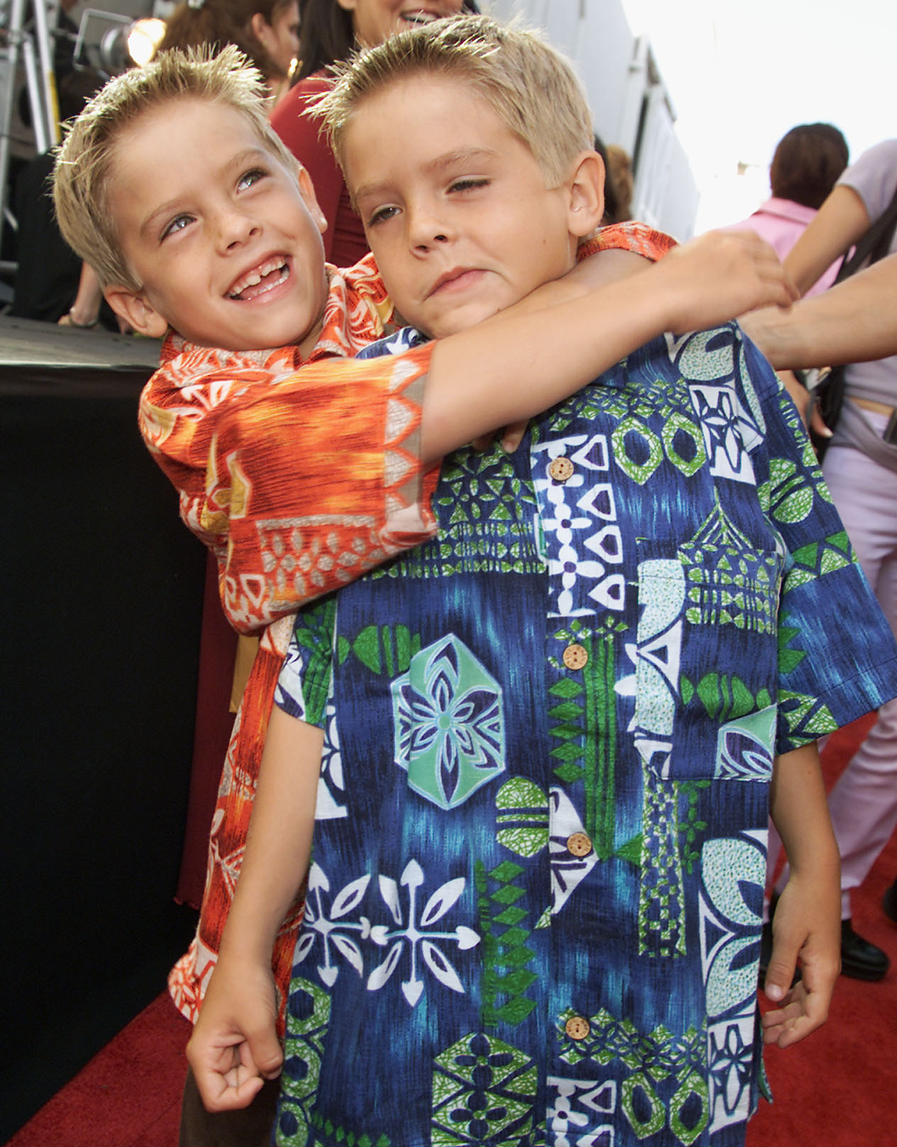 Dylan y Cole Sprouse en los MTV Movie Awards 2000 en Culver City, California, el 3 de junio. | Fuente: Getty Images