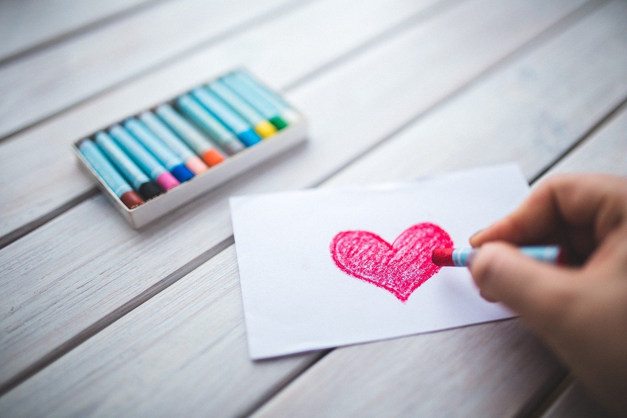 Una mano dibuja un corazón con crayones. | Foto: Pixabay