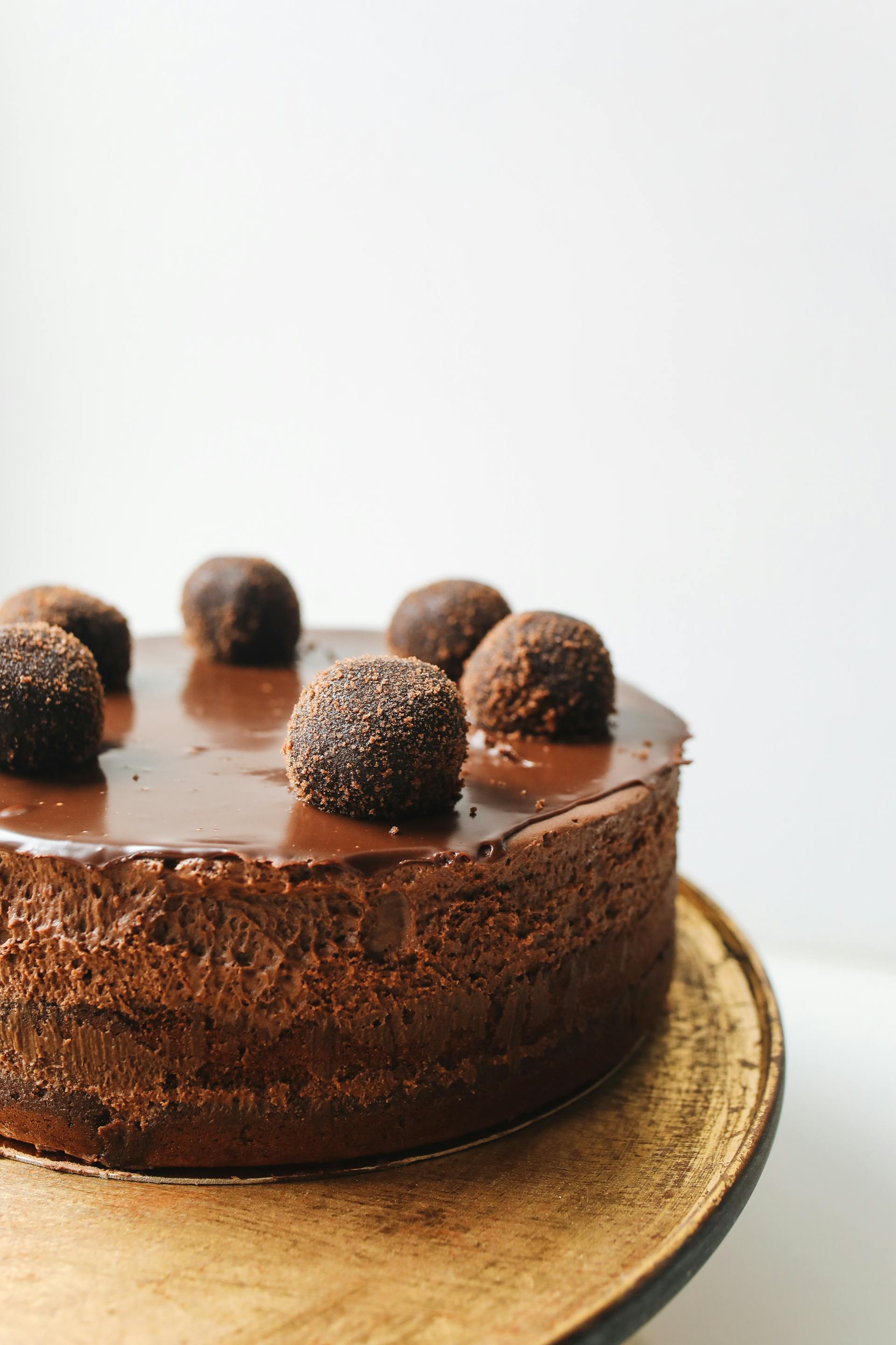 Pastel de chocolate sobre una tabla | Foto: Pexels