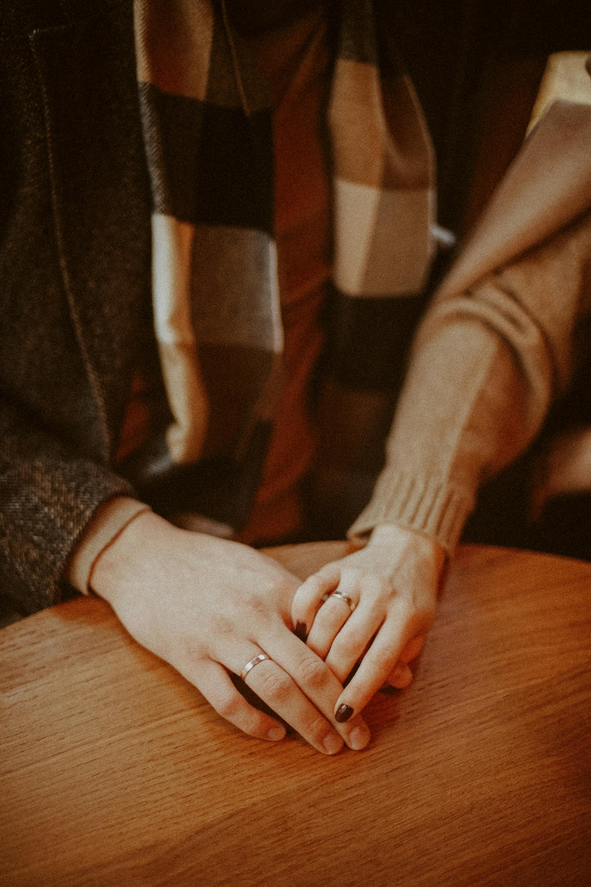 Una pareja cogida de la mano | Fuente: Pexels