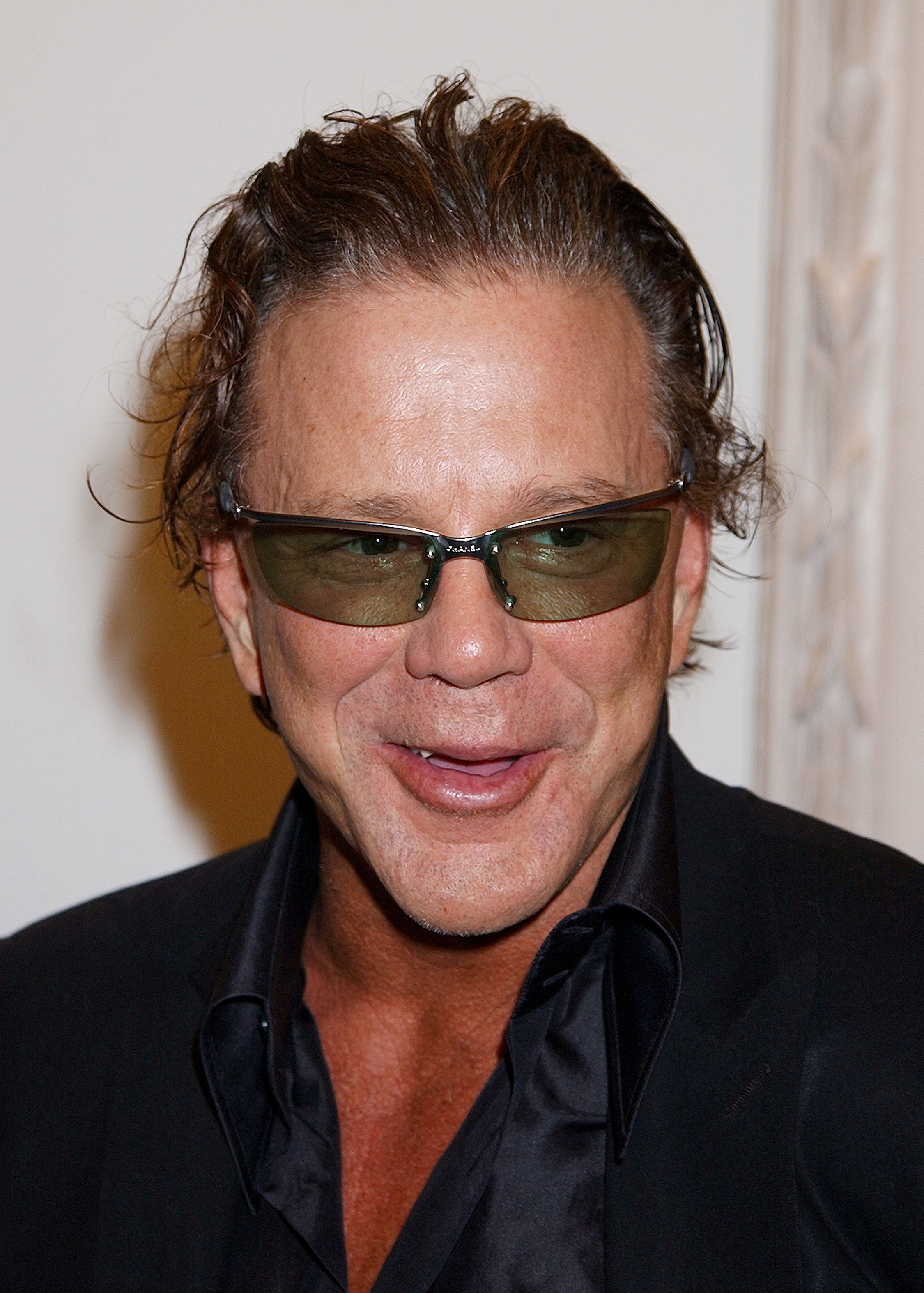 Mickey Rourke en la exposición "Big Girl Paintings" de Julian Schnabel, el 21 de marzo de 2002 | Fuente: Getty Images