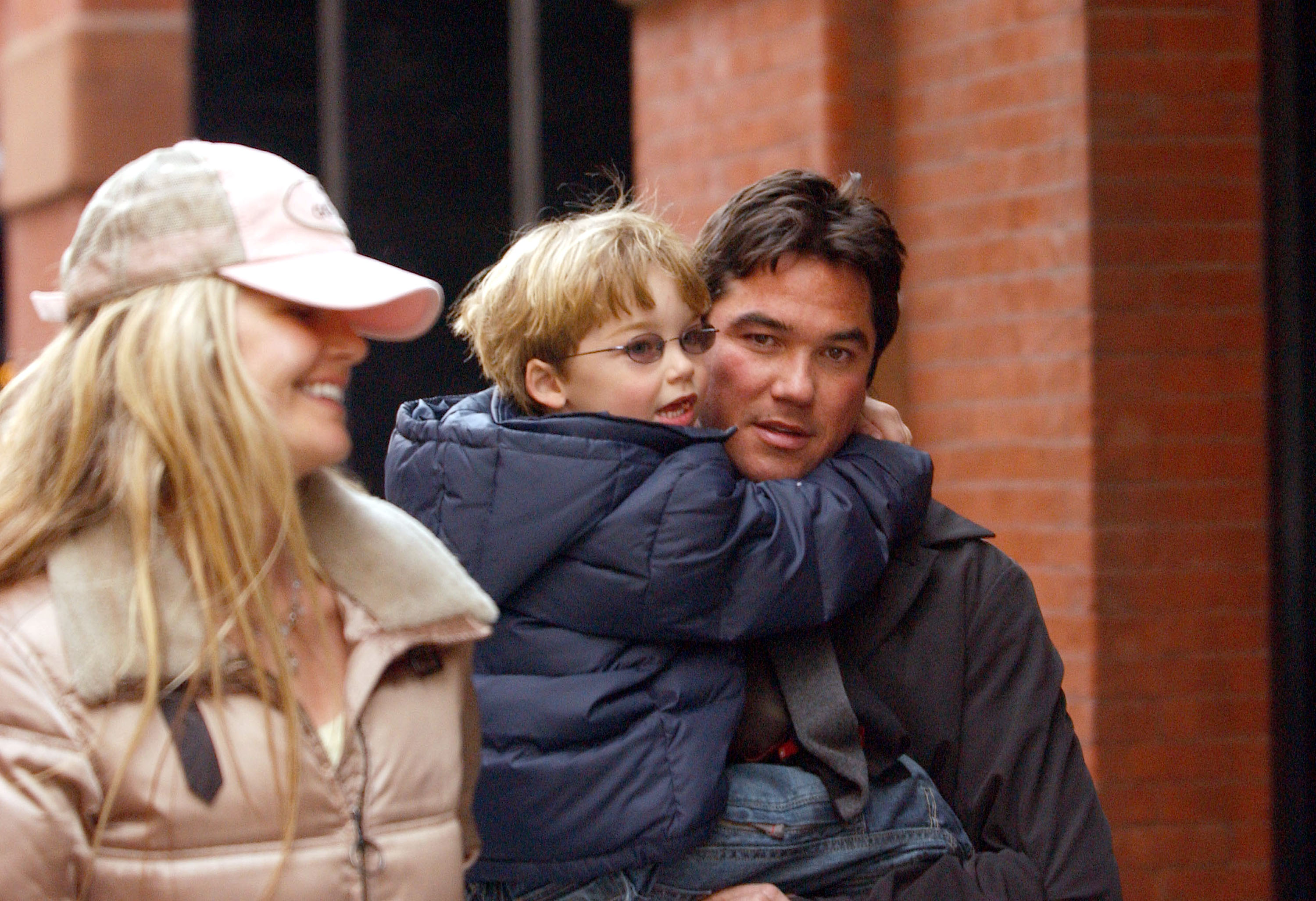Dean Cain, Samantha Torres y su hijo Christopher en West Village, Nueva York, el 17 de marzo de 2005 | Foto: Getty Images