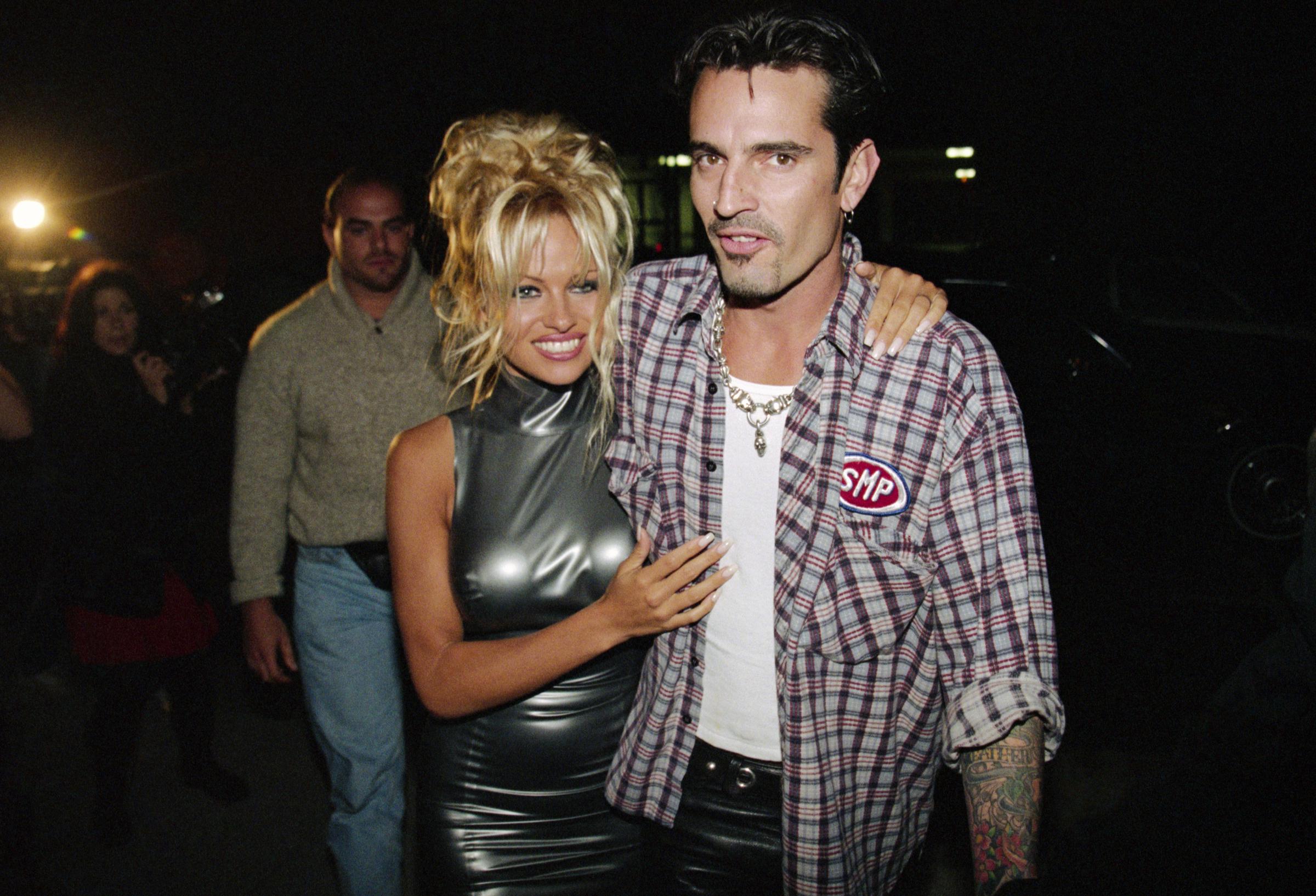 Pamela Anderson y Tommy Lee abrazados el 26 de febrero de 1995 | Fuente: Getty Images