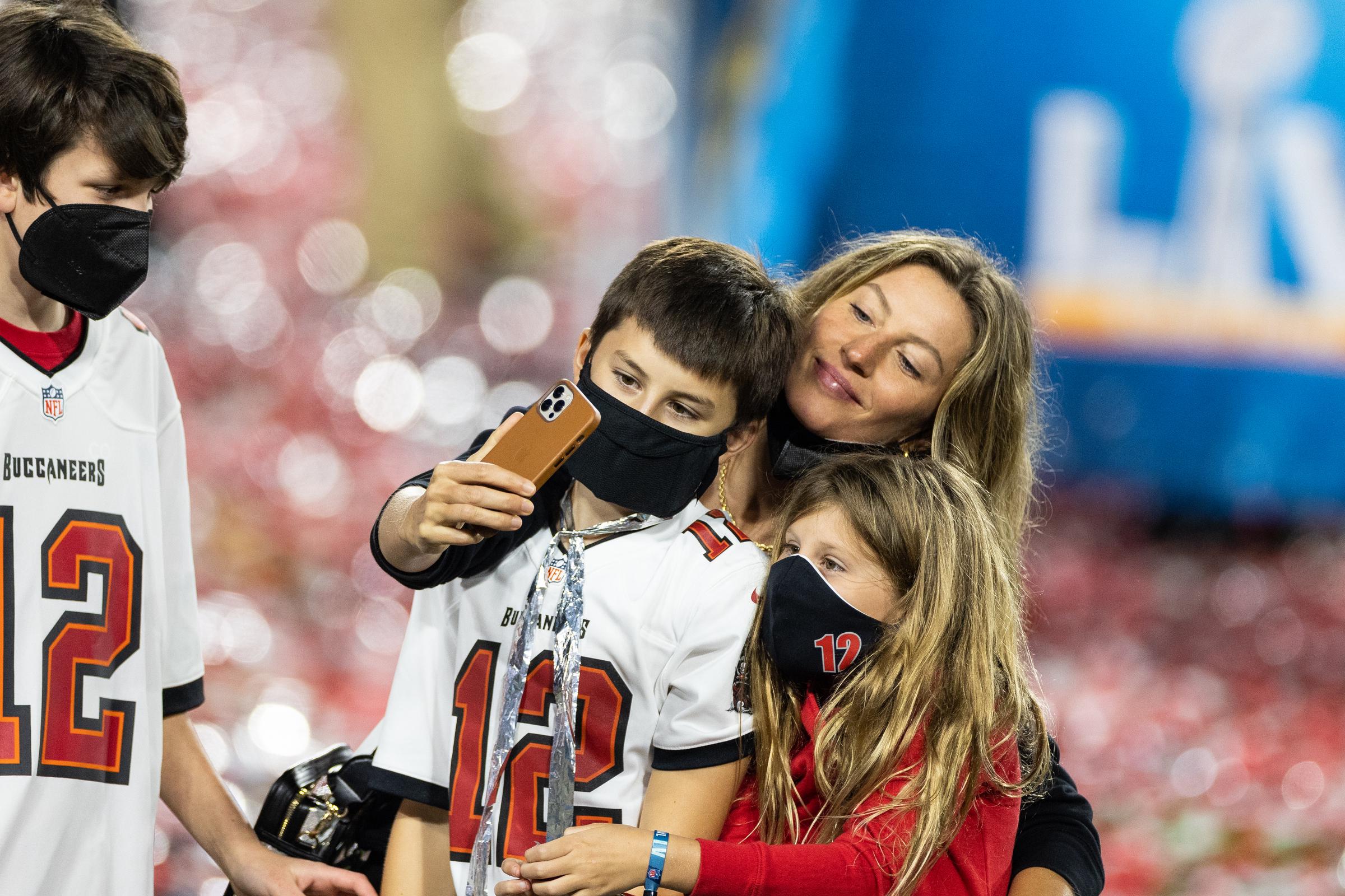 John Moynahan, Gisele Bündchen, Benjamin y Vivian Brady en el Super Bowl LV en Tampa, Florida, el 7 de febrero de 2021. | Fuente: Getty Images