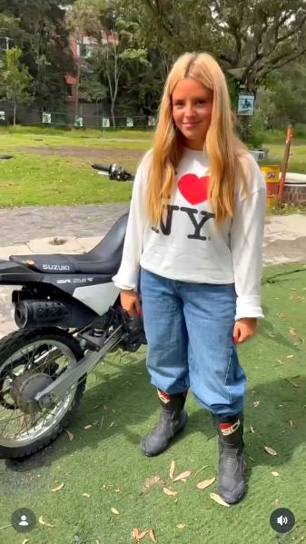 Roberta Ayala de pie junto a una motocicleta en la zona de práctica de motocross | Fuente: Instagram/alexisayala