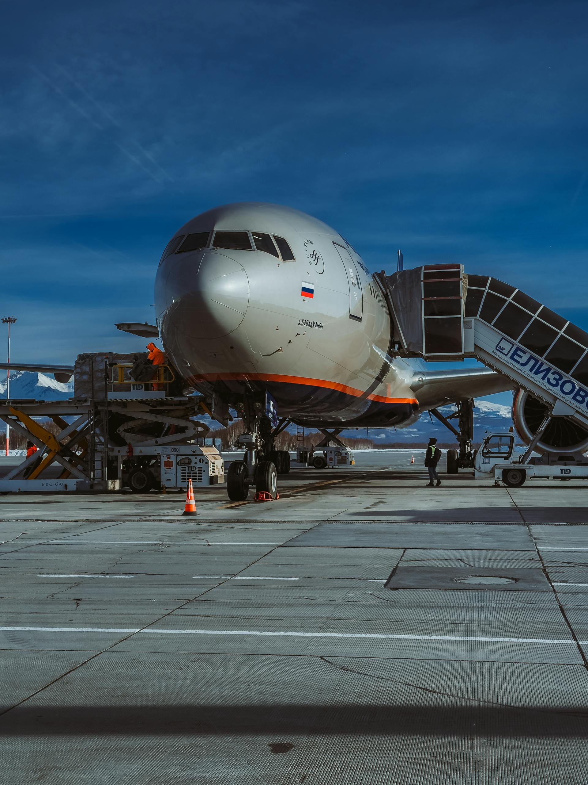 Un avión aparcado en la pista | Fuente: Pexels