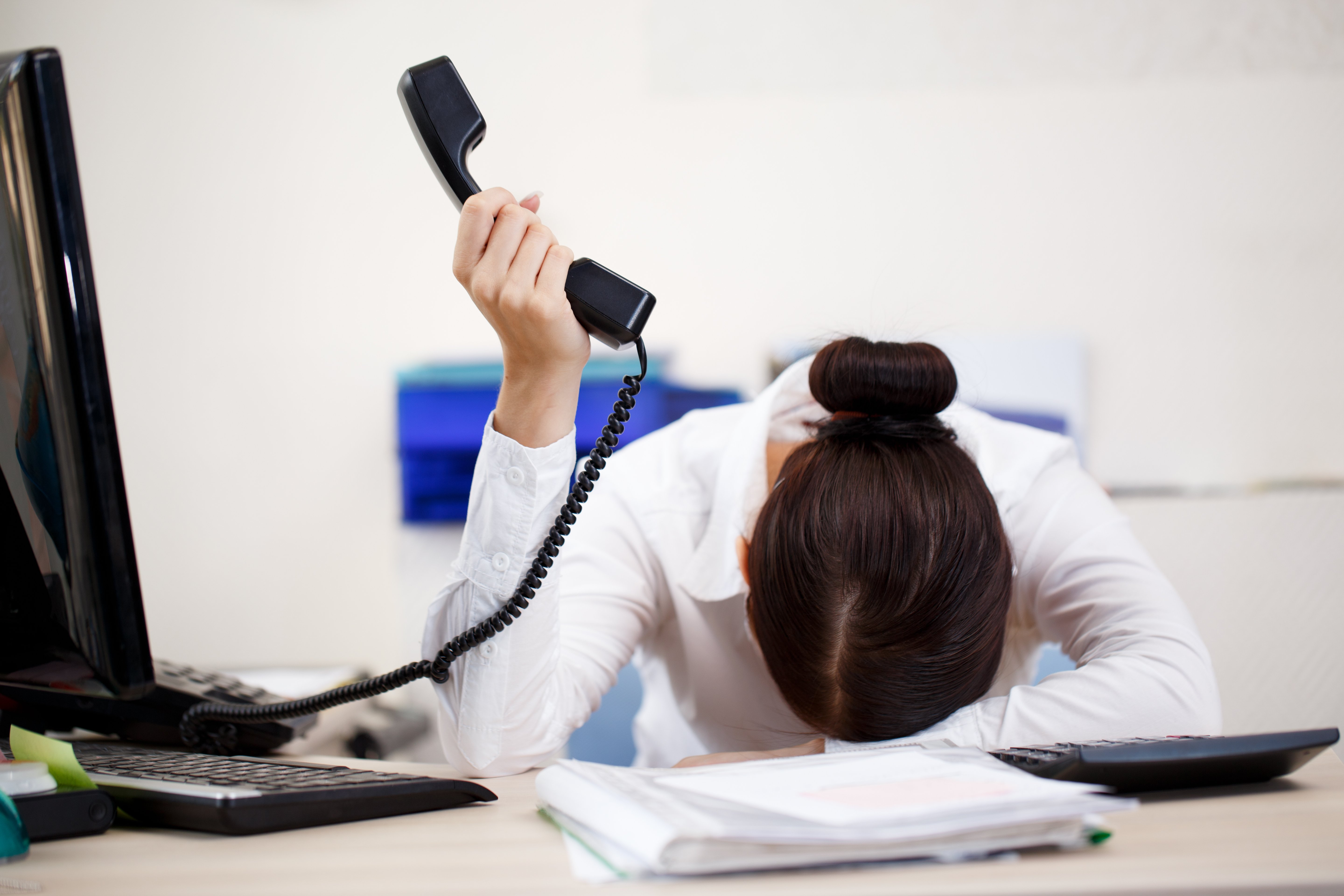 Mujer frustrada al teléfono. | Foto: Shutterstock