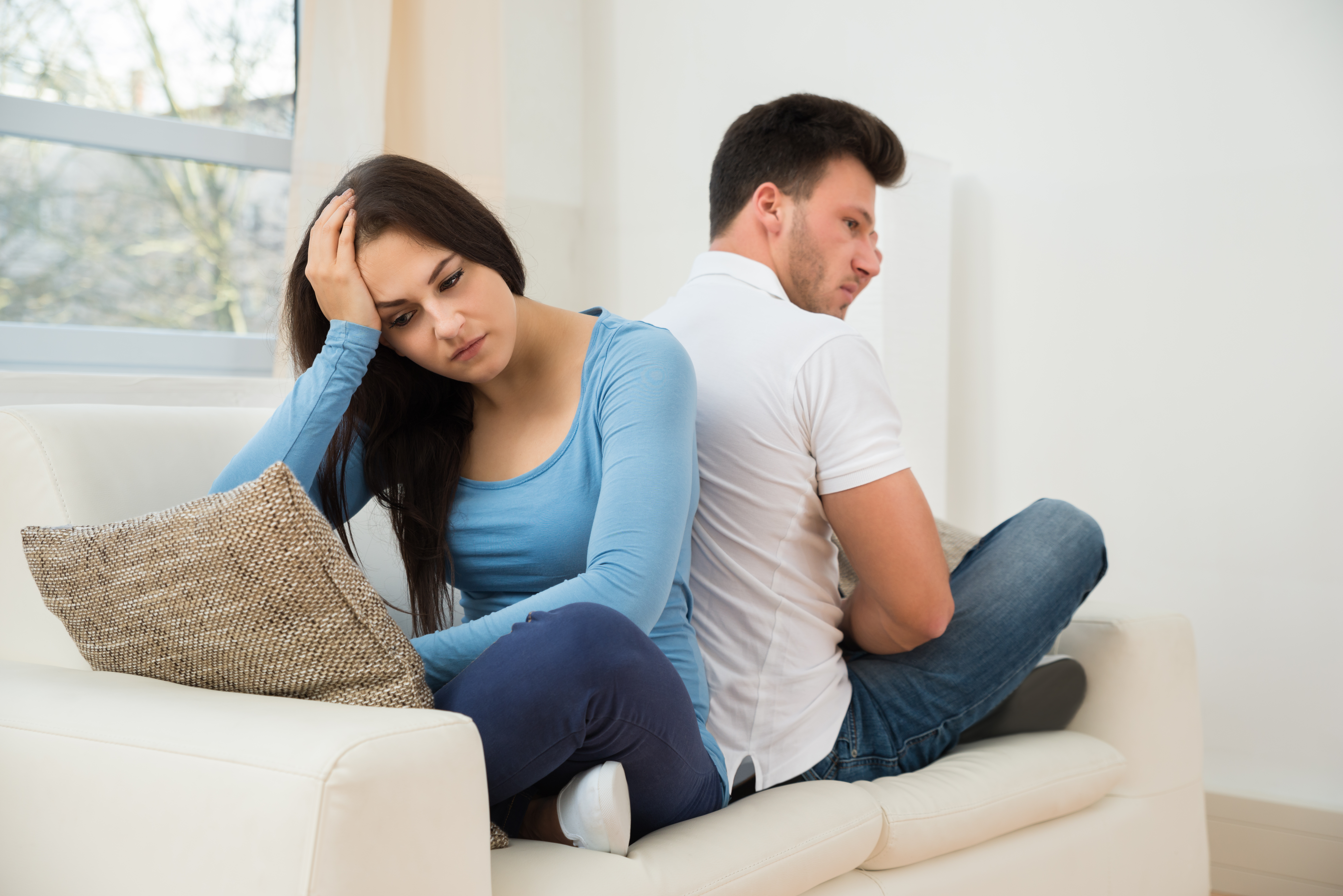 Una pareja disgustada que no se habla | Foto: Shutterstock