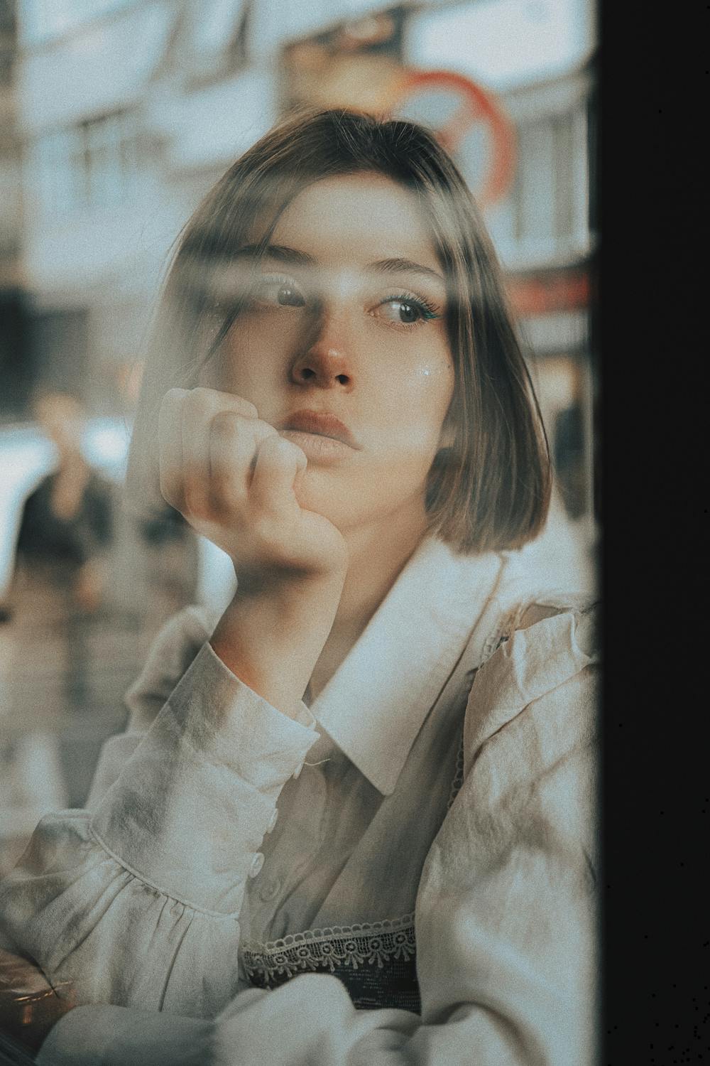 Una mujer seria en un café | Fuente: Pexels