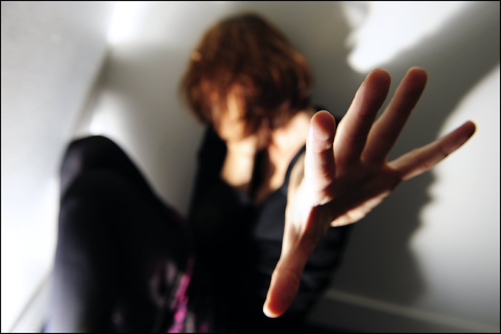 Mujer intenta detener con su mano un acto de violencia. | Foto: Flickr