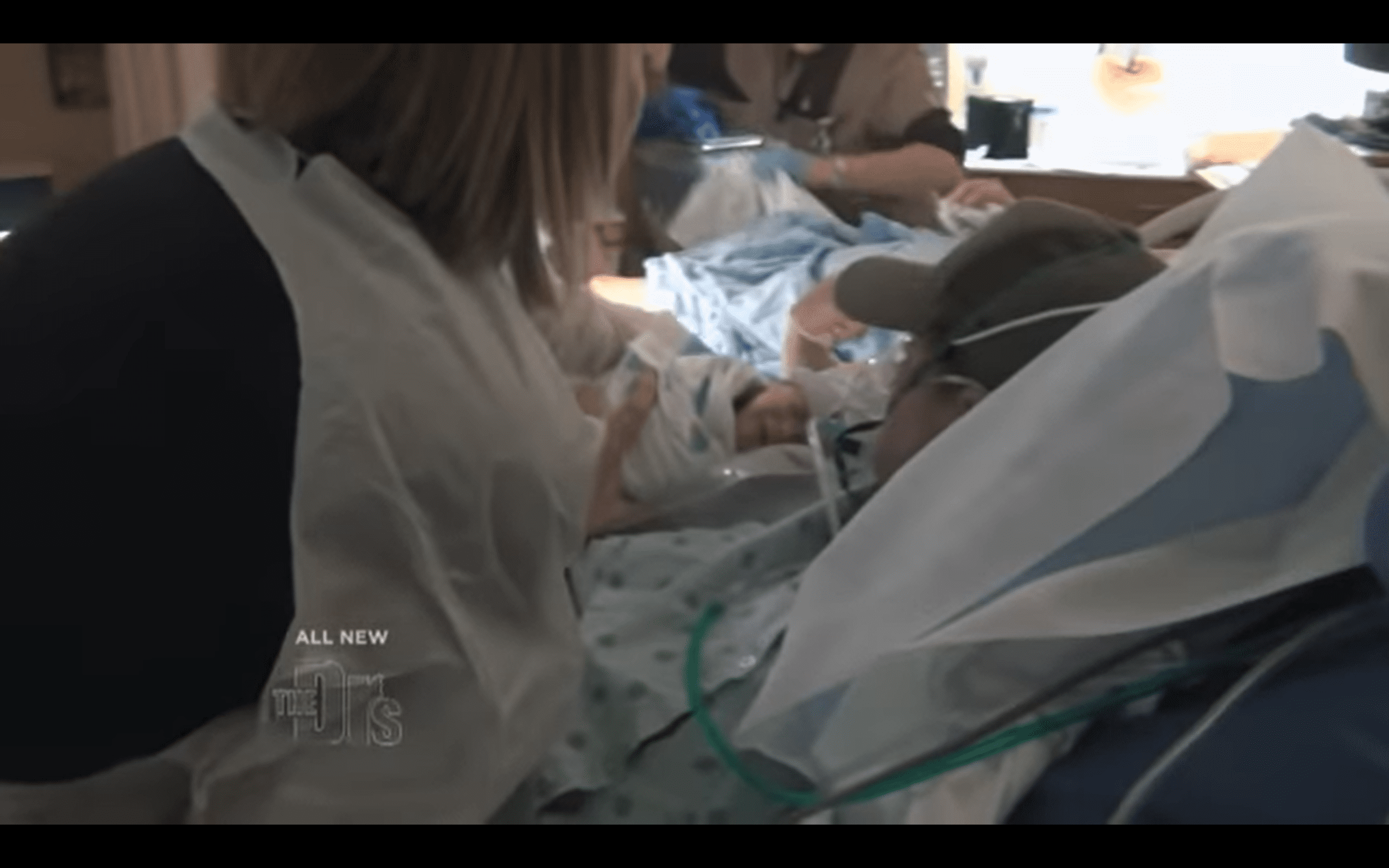 Mark Aulger junto a su esposa e hija recién nacida. | Foto: youtube.com/The Doctors