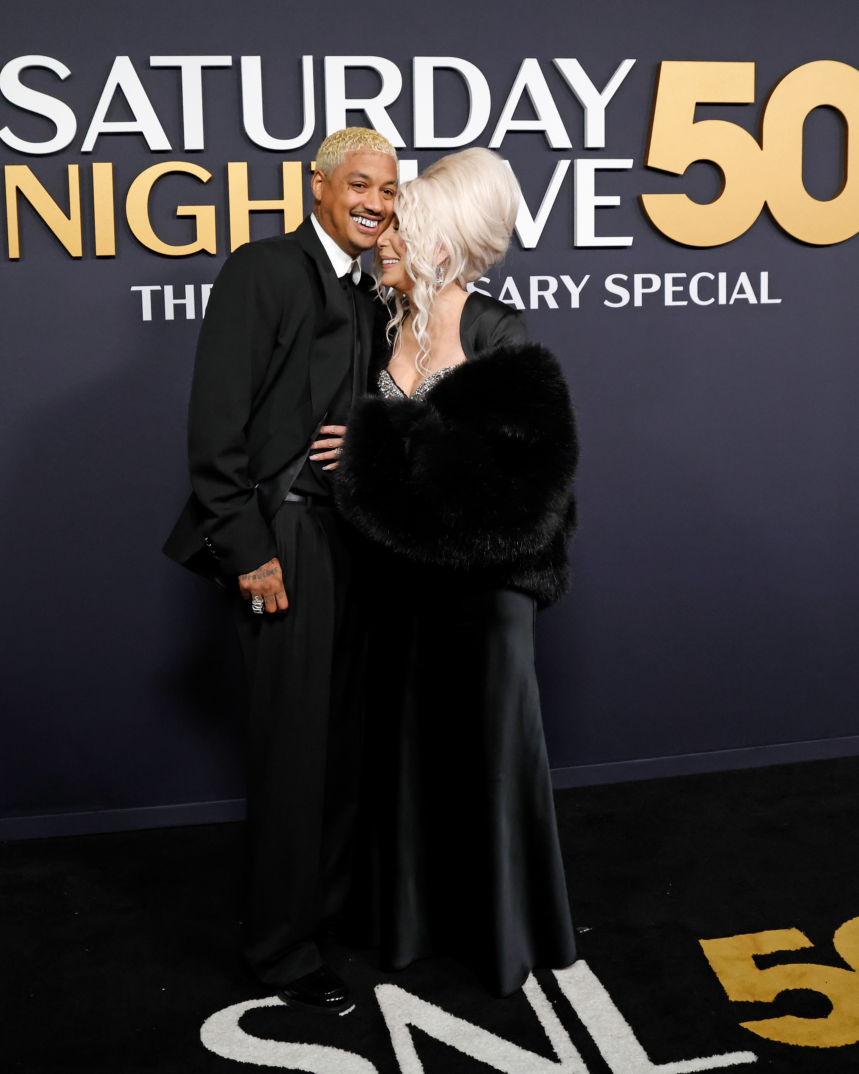 Alexander Edwards y Cher asisten a "SNL50: The Anniversary Special" el 16 de febrero de 2025 | Fuente: Getty Images