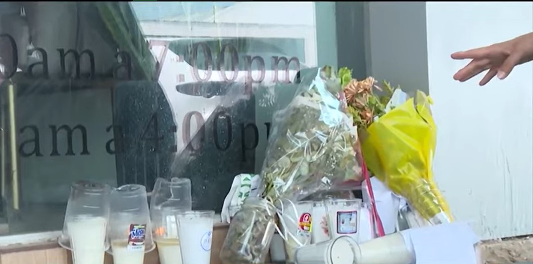 Arreglos florales en honor a la influencer fallecida. | Foto:YouTube/adn40Mx