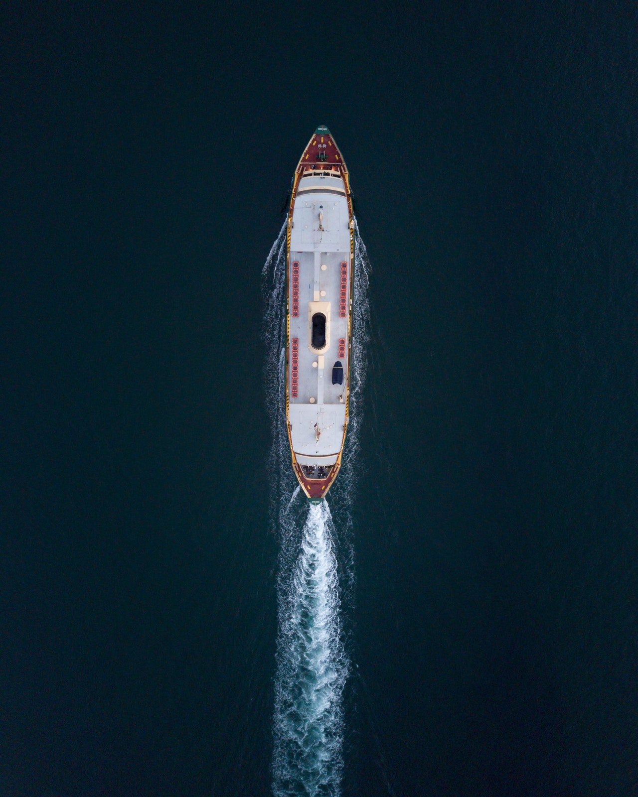 Vista aérea de un barco. | Foto: Pexels