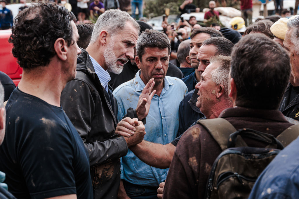 El rey Felipe VI habla con un afectado en Paiporta. | Foto: Getty Images