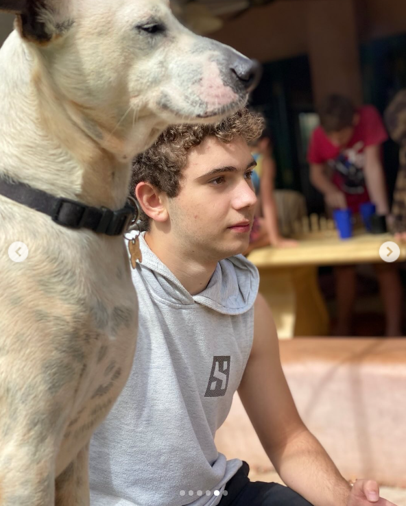 Uno de los hijos de Virginia Giuffre posando con un perro | Fuente: Instagram/virginiarobertsrising11