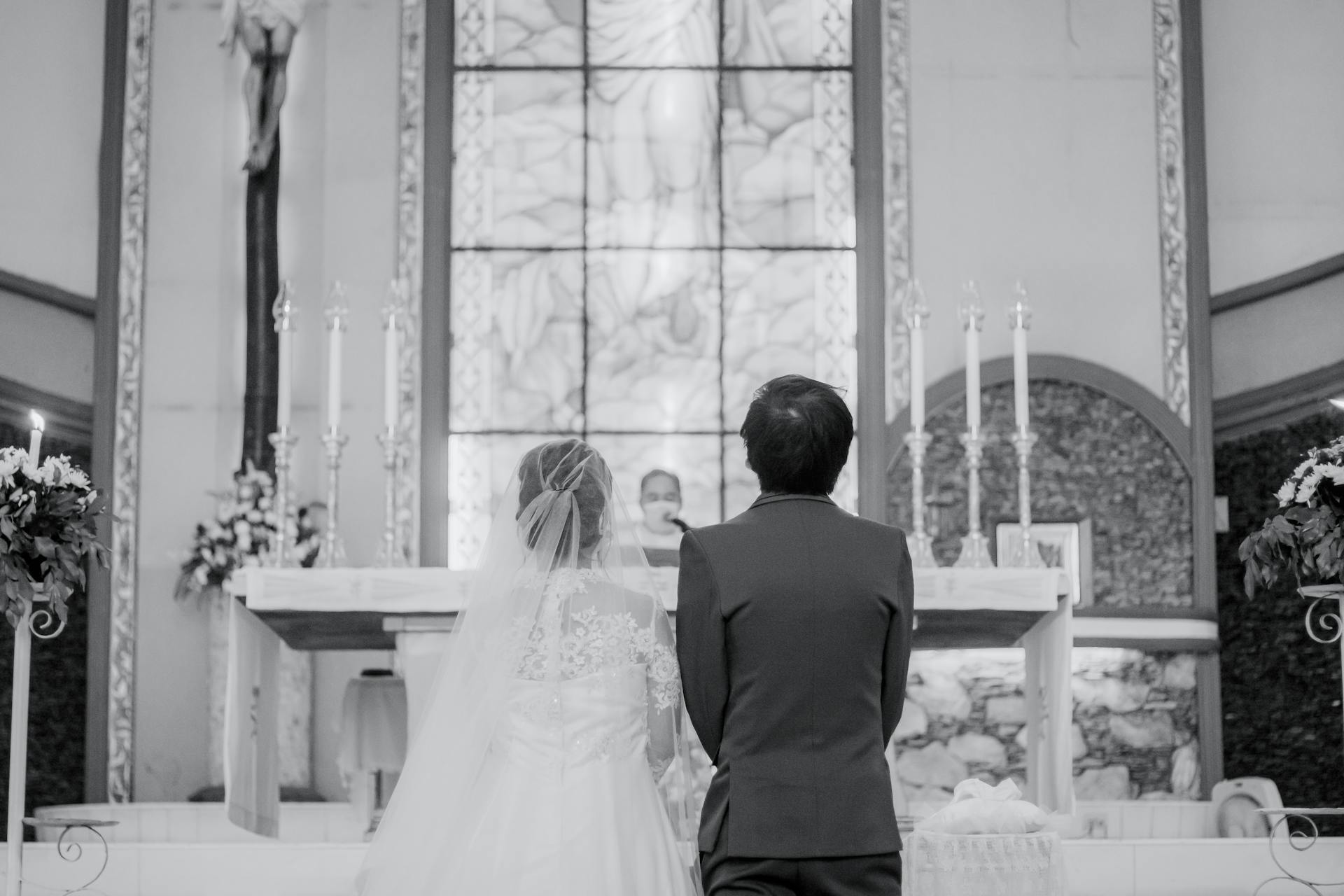 Pareja en el altar | Foto: Pexels