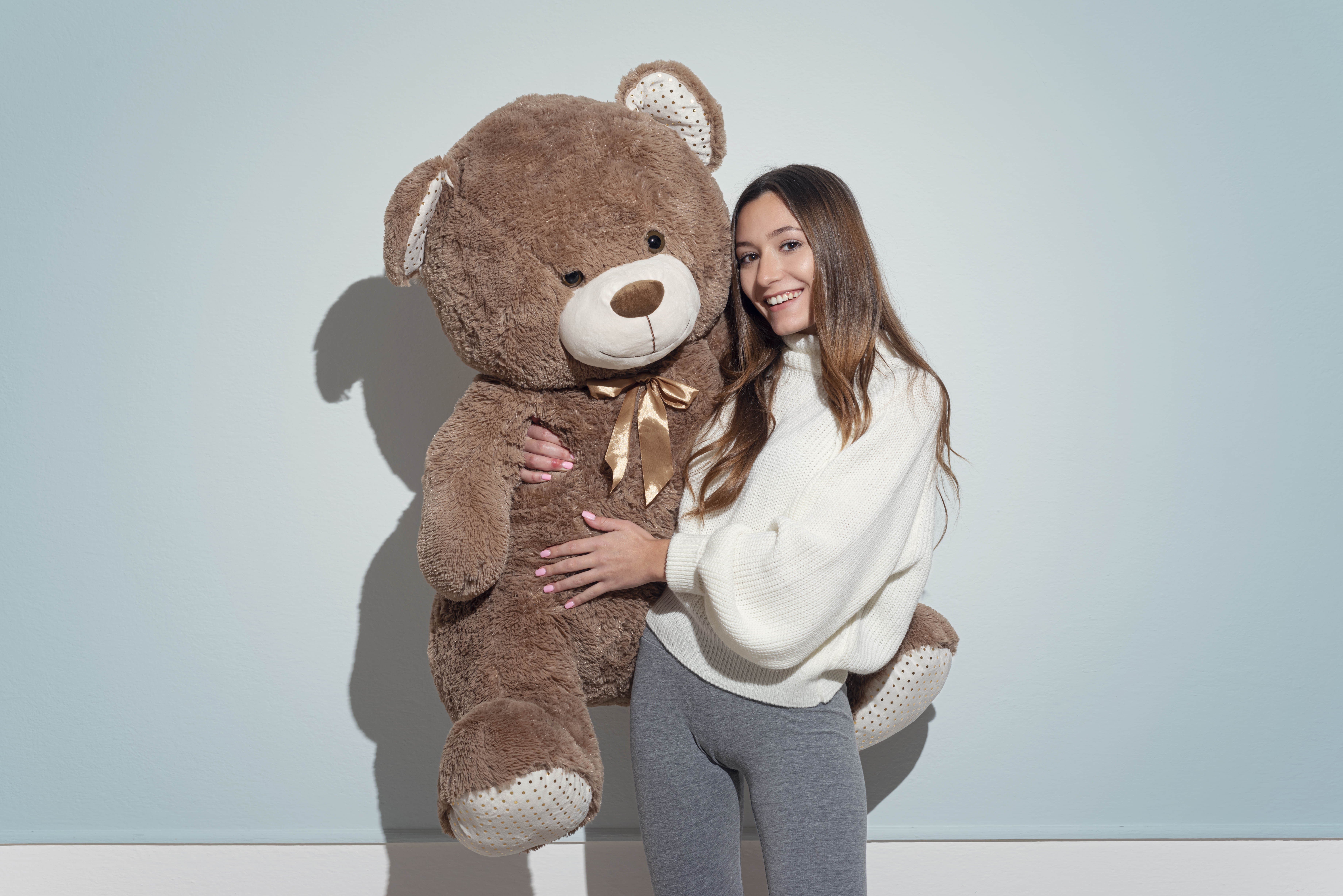 Mujer sujetando un gran oso de peluche | Fuente: Getty Images