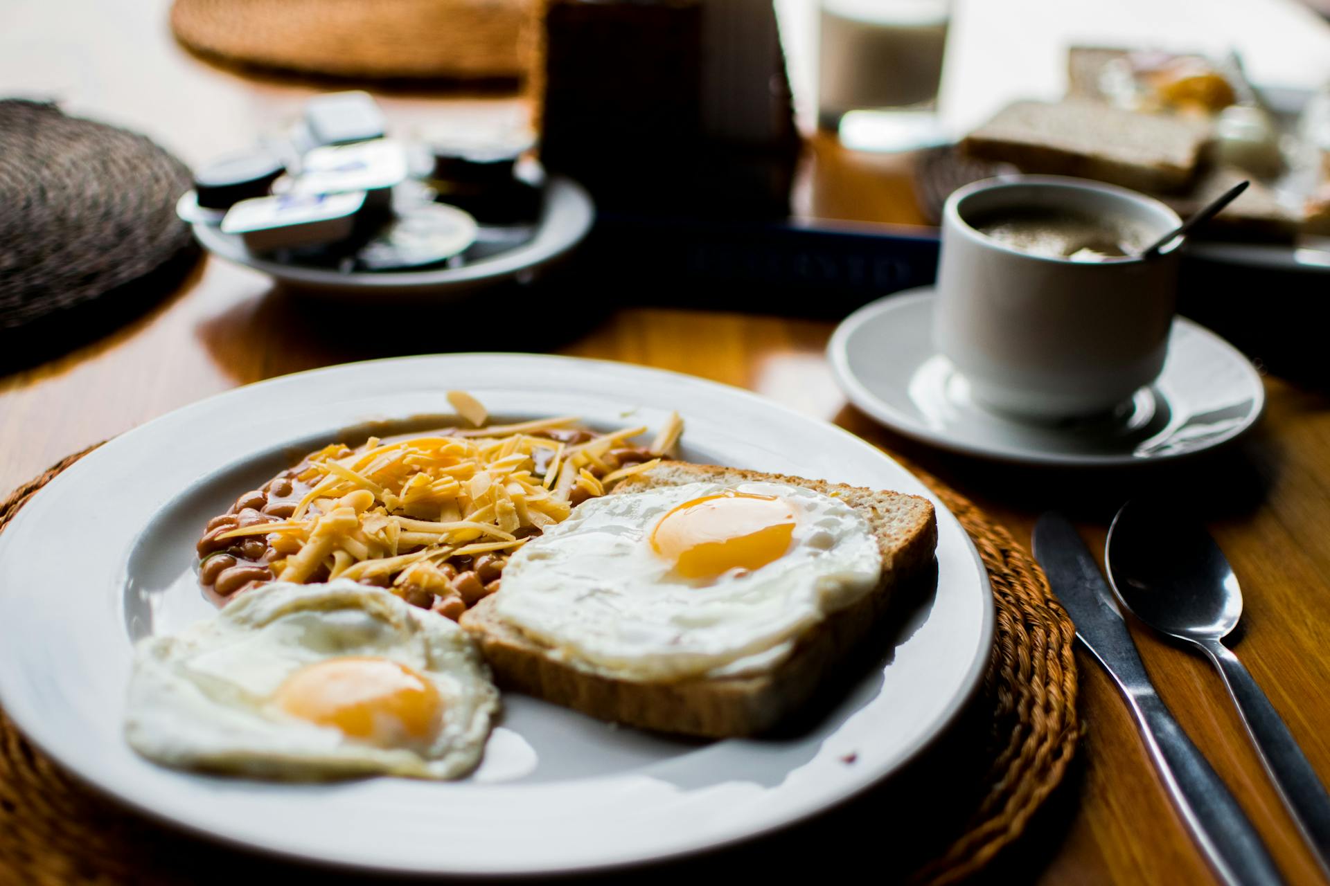Desayuno dispuesto sobre la mesa | Foto: Pexels