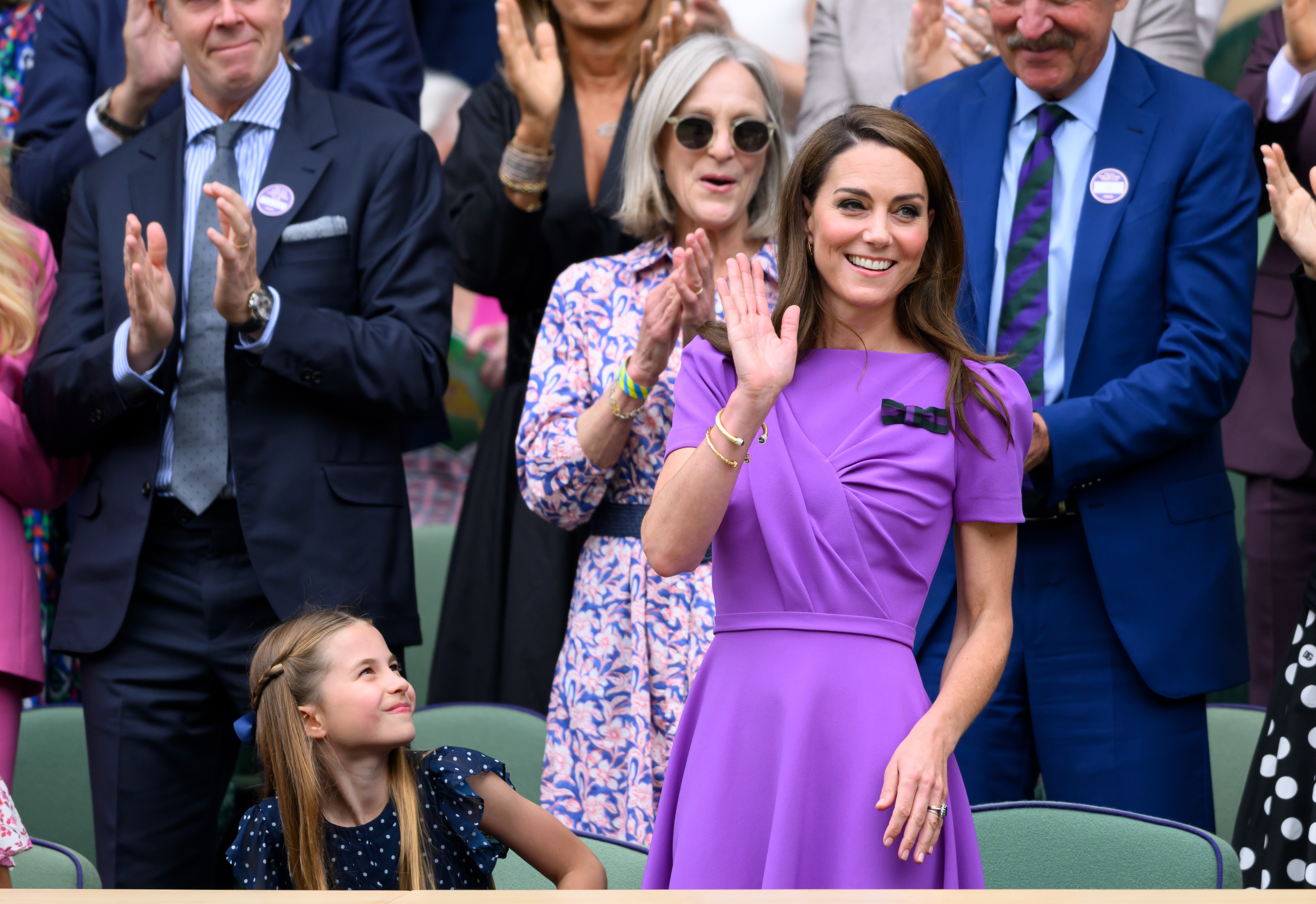 La princesa Charlotte y Kate Middleton en la Pista Central durante el Campeonato de Tenis de Wimbledon el 14 de julio de 2024, en Londres, Inglaterra | Fuente: Getty Images